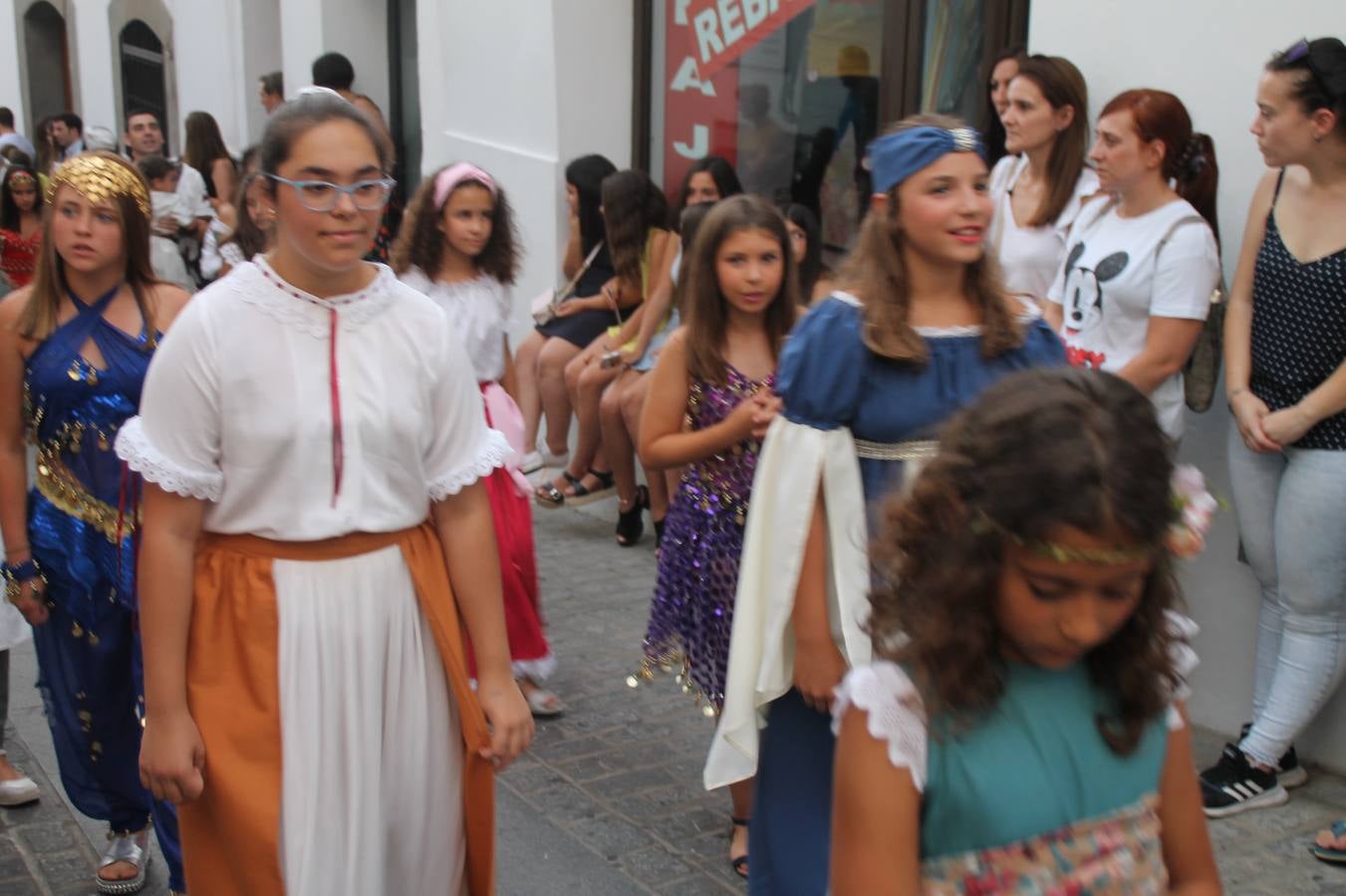 La participación popular fue nuevo protagonista del desfile teatralizado que anoche inauguró el grueso de la programación del XVI Festival Templario, invitando a propios y visitantes a revivir un pasado de leyenda, concretamente el siglo en el que La Orden del Temple marcó la vida de esta ciudad, en la que tuvo una de sus principales Encomiendas, siendo además el último reducto de Los Templarios en los reinos de España.La Asociación juvenil y cultural 'La Trouppe' estuvo al frente de la coordinación de dicho desfile que llenó de ambiente y animación las calles y plazas del centro histórico de Jerez de los Caballeros, llenas de público y engalanadas para la ocasión con pendones con la cruz templaria y otros elementos referentes a la cultura árabe que dejó su impronta en aquella época. Destacó la participación de más de 60 niñas que pusieron alegría con sus bailes a este pasacalle, junto a personajes fantásticos en zancos, la melodía de la Asociación Musical de Jerez de los Caballeros y la participación de asociaciones, como la del Belén 'Santa Ángela', Euexia Rural, además de los caballeros del campamento medieval a cargo de Cabalbur y de manera especial, la implicación de numerosos vecinos de todas las edades que desfilaron ataviados con indumentaria de la época dando vida a esta celebración.