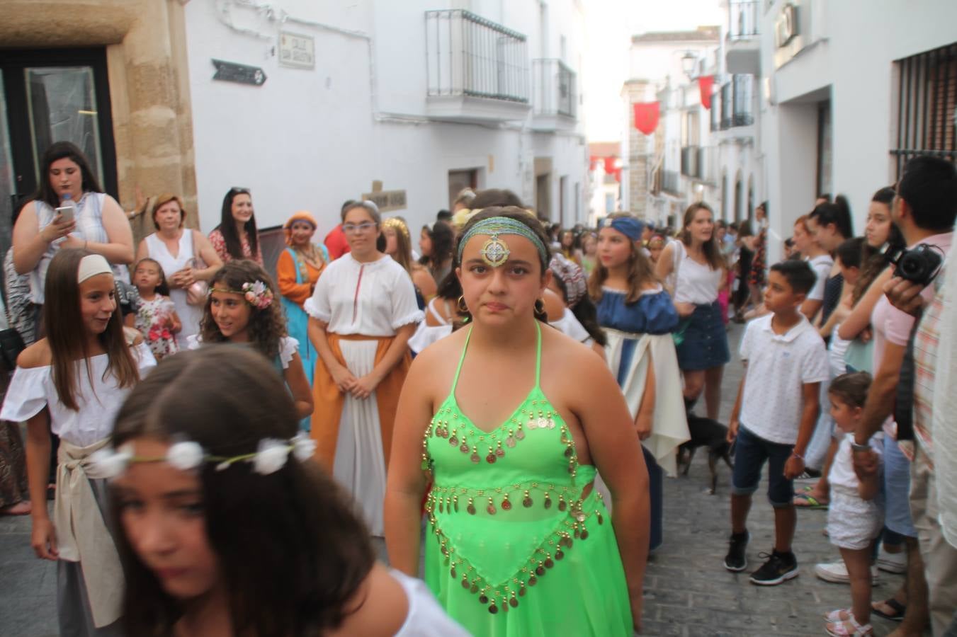 La participación popular fue nuevo protagonista del desfile teatralizado que anoche inauguró el grueso de la programación del XVI Festival Templario, invitando a propios y visitantes a revivir un pasado de leyenda, concretamente el siglo en el que La Orden del Temple marcó la vida de esta ciudad, en la que tuvo una de sus principales Encomiendas, siendo además el último reducto de Los Templarios en los reinos de España.La Asociación juvenil y cultural 'La Trouppe' estuvo al frente de la coordinación de dicho desfile que llenó de ambiente y animación las calles y plazas del centro histórico de Jerez de los Caballeros, llenas de público y engalanadas para la ocasión con pendones con la cruz templaria y otros elementos referentes a la cultura árabe que dejó su impronta en aquella época. Destacó la participación de más de 60 niñas que pusieron alegría con sus bailes a este pasacalle, junto a personajes fantásticos en zancos, la melodía de la Asociación Musical de Jerez de los Caballeros y la participación de asociaciones, como la del Belén 'Santa Ángela', Euexia Rural, además de los caballeros del campamento medieval a cargo de Cabalbur y de manera especial, la implicación de numerosos vecinos de todas las edades que desfilaron ataviados con indumentaria de la época dando vida a esta celebración.