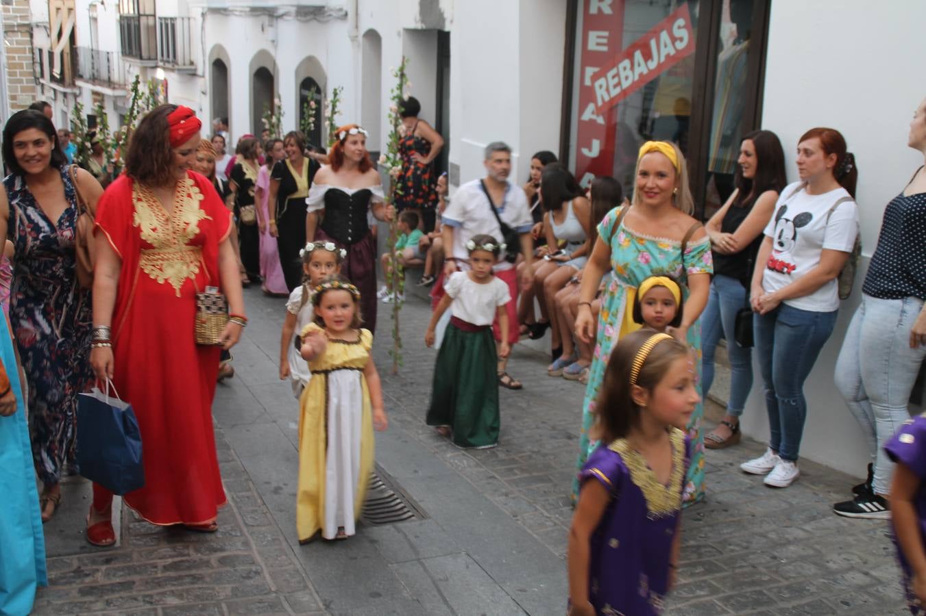 La participación popular fue nuevo protagonista del desfile teatralizado que anoche inauguró el grueso de la programación del XVI Festival Templario, invitando a propios y visitantes a revivir un pasado de leyenda, concretamente el siglo en el que La Orden del Temple marcó la vida de esta ciudad, en la que tuvo una de sus principales Encomiendas, siendo además el último reducto de Los Templarios en los reinos de España.La Asociación juvenil y cultural 'La Trouppe' estuvo al frente de la coordinación de dicho desfile que llenó de ambiente y animación las calles y plazas del centro histórico de Jerez de los Caballeros, llenas de público y engalanadas para la ocasión con pendones con la cruz templaria y otros elementos referentes a la cultura árabe que dejó su impronta en aquella época. Destacó la participación de más de 60 niñas que pusieron alegría con sus bailes a este pasacalle, junto a personajes fantásticos en zancos, la melodía de la Asociación Musical de Jerez de los Caballeros y la participación de asociaciones, como la del Belén 'Santa Ángela', Euexia Rural, además de los caballeros del campamento medieval a cargo de Cabalbur y de manera especial, la implicación de numerosos vecinos de todas las edades que desfilaron ataviados con indumentaria de la época dando vida a esta celebración.