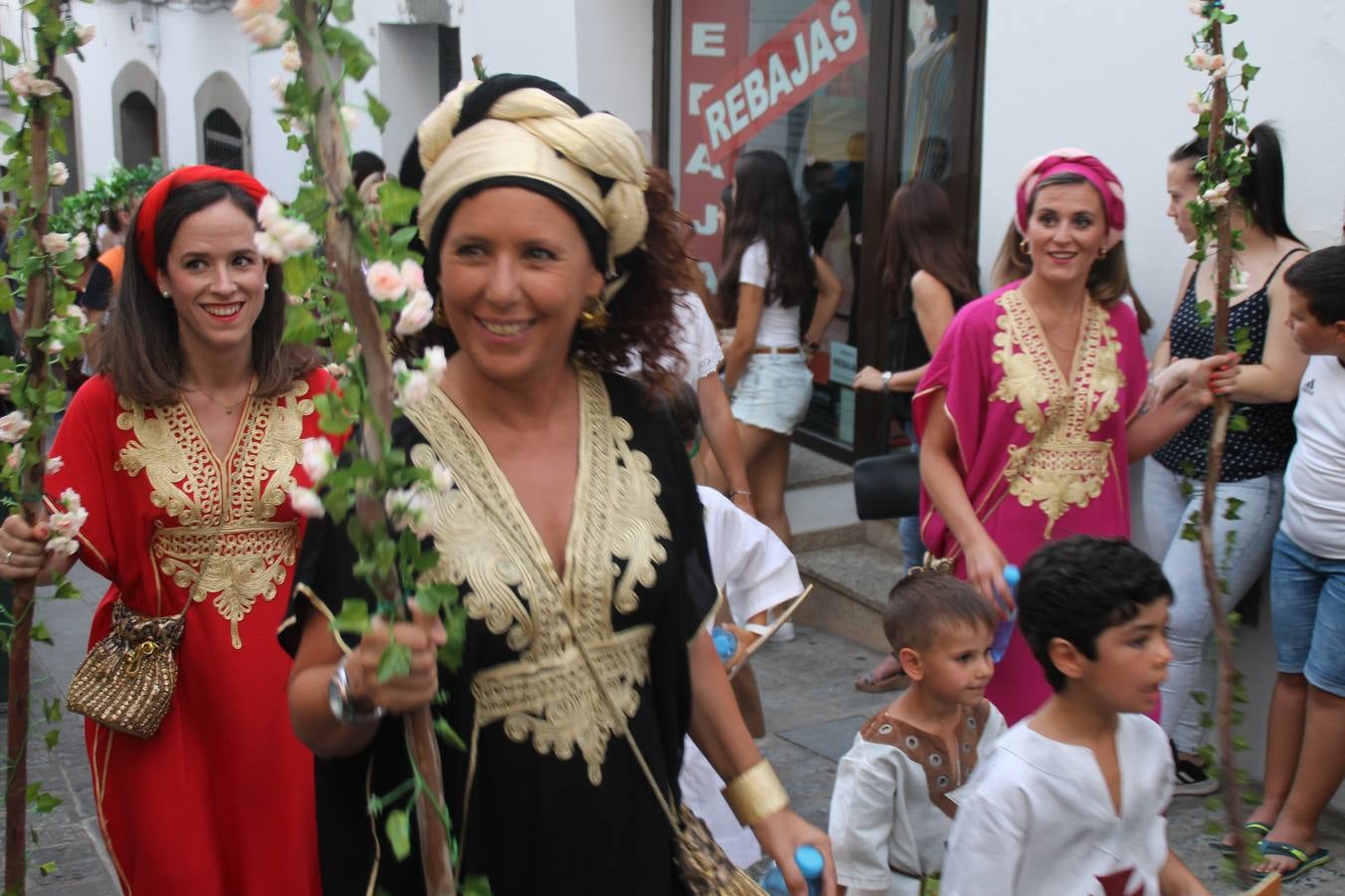La participación popular fue nuevo protagonista del desfile teatralizado que anoche inauguró el grueso de la programación del XVI Festival Templario, invitando a propios y visitantes a revivir un pasado de leyenda, concretamente el siglo en el que La Orden del Temple marcó la vida de esta ciudad, en la que tuvo una de sus principales Encomiendas, siendo además el último reducto de Los Templarios en los reinos de España.La Asociación juvenil y cultural 'La Trouppe' estuvo al frente de la coordinación de dicho desfile que llenó de ambiente y animación las calles y plazas del centro histórico de Jerez de los Caballeros, llenas de público y engalanadas para la ocasión con pendones con la cruz templaria y otros elementos referentes a la cultura árabe que dejó su impronta en aquella época. Destacó la participación de más de 60 niñas que pusieron alegría con sus bailes a este pasacalle, junto a personajes fantásticos en zancos, la melodía de la Asociación Musical de Jerez de los Caballeros y la participación de asociaciones, como la del Belén 'Santa Ángela', Euexia Rural, además de los caballeros del campamento medieval a cargo de Cabalbur y de manera especial, la implicación de numerosos vecinos de todas las edades que desfilaron ataviados con indumentaria de la época dando vida a esta celebración.
