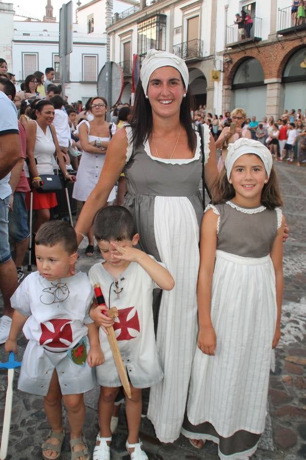 La participación popular fue nuevo protagonista del desfile teatralizado que anoche inauguró el grueso de la programación del XVI Festival Templario, invitando a propios y visitantes a revivir un pasado de leyenda, concretamente el siglo en el que La Orden del Temple marcó la vida de esta ciudad, en la que tuvo una de sus principales Encomiendas, siendo además el último reducto de Los Templarios en los reinos de España.La Asociación juvenil y cultural 'La Trouppe' estuvo al frente de la coordinación de dicho desfile que llenó de ambiente y animación las calles y plazas del centro histórico de Jerez de los Caballeros, llenas de público y engalanadas para la ocasión con pendones con la cruz templaria y otros elementos referentes a la cultura árabe que dejó su impronta en aquella época. Destacó la participación de más de 60 niñas que pusieron alegría con sus bailes a este pasacalle, junto a personajes fantásticos en zancos, la melodía de la Asociación Musical de Jerez de los Caballeros y la participación de asociaciones, como la del Belén 'Santa Ángela', Euexia Rural, además de los caballeros del campamento medieval a cargo de Cabalbur y de manera especial, la implicación de numerosos vecinos de todas las edades que desfilaron ataviados con indumentaria de la época dando vida a esta celebración.
