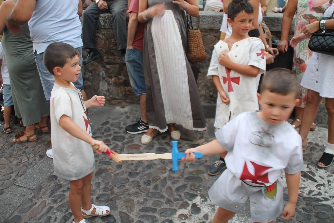 La participación popular fue nuevo protagonista del desfile teatralizado que anoche inauguró el grueso de la programación del XVI Festival Templario, invitando a propios y visitantes a revivir un pasado de leyenda, concretamente el siglo en el que La Orden del Temple marcó la vida de esta ciudad, en la que tuvo una de sus principales Encomiendas, siendo además el último reducto de Los Templarios en los reinos de España.La Asociación juvenil y cultural 'La Trouppe' estuvo al frente de la coordinación de dicho desfile que llenó de ambiente y animación las calles y plazas del centro histórico de Jerez de los Caballeros, llenas de público y engalanadas para la ocasión con pendones con la cruz templaria y otros elementos referentes a la cultura árabe que dejó su impronta en aquella época. Destacó la participación de más de 60 niñas que pusieron alegría con sus bailes a este pasacalle, junto a personajes fantásticos en zancos, la melodía de la Asociación Musical de Jerez de los Caballeros y la participación de asociaciones, como la del Belén 'Santa Ángela', Euexia Rural, además de los caballeros del campamento medieval a cargo de Cabalbur y de manera especial, la implicación de numerosos vecinos de todas las edades que desfilaron ataviados con indumentaria de la época dando vida a esta celebración.