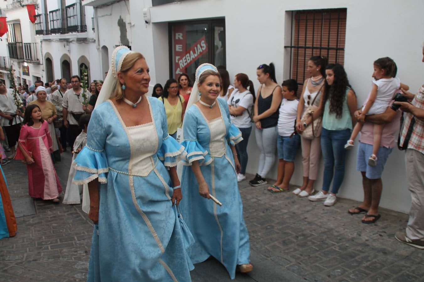 La participación popular fue nuevo protagonista del desfile teatralizado que anoche inauguró el grueso de la programación del XVI Festival Templario, invitando a propios y visitantes a revivir un pasado de leyenda, concretamente el siglo en el que La Orden del Temple marcó la vida de esta ciudad, en la que tuvo una de sus principales Encomiendas, siendo además el último reducto de Los Templarios en los reinos de España.La Asociación juvenil y cultural 'La Trouppe' estuvo al frente de la coordinación de dicho desfile que llenó de ambiente y animación las calles y plazas del centro histórico de Jerez de los Caballeros, llenas de público y engalanadas para la ocasión con pendones con la cruz templaria y otros elementos referentes a la cultura árabe que dejó su impronta en aquella época. Destacó la participación de más de 60 niñas que pusieron alegría con sus bailes a este pasacalle, junto a personajes fantásticos en zancos, la melodía de la Asociación Musical de Jerez de los Caballeros y la participación de asociaciones, como la del Belén 'Santa Ángela', Euexia Rural, además de los caballeros del campamento medieval a cargo de Cabalbur y de manera especial, la implicación de numerosos vecinos de todas las edades que desfilaron ataviados con indumentaria de la época dando vida a esta celebración.