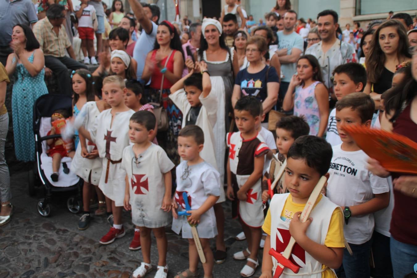 La participación popular fue nuevo protagonista del desfile teatralizado que anoche inauguró el grueso de la programación del XVI Festival Templario, invitando a propios y visitantes a revivir un pasado de leyenda, concretamente el siglo en el que La Orden del Temple marcó la vida de esta ciudad, en la que tuvo una de sus principales Encomiendas, siendo además el último reducto de Los Templarios en los reinos de España.La Asociación juvenil y cultural 'La Trouppe' estuvo al frente de la coordinación de dicho desfile que llenó de ambiente y animación las calles y plazas del centro histórico de Jerez de los Caballeros, llenas de público y engalanadas para la ocasión con pendones con la cruz templaria y otros elementos referentes a la cultura árabe que dejó su impronta en aquella época. Destacó la participación de más de 60 niñas que pusieron alegría con sus bailes a este pasacalle, junto a personajes fantásticos en zancos, la melodía de la Asociación Musical de Jerez de los Caballeros y la participación de asociaciones, como la del Belén 'Santa Ángela', Euexia Rural, además de los caballeros del campamento medieval a cargo de Cabalbur y de manera especial, la implicación de numerosos vecinos de todas las edades que desfilaron ataviados con indumentaria de la época dando vida a esta celebración.