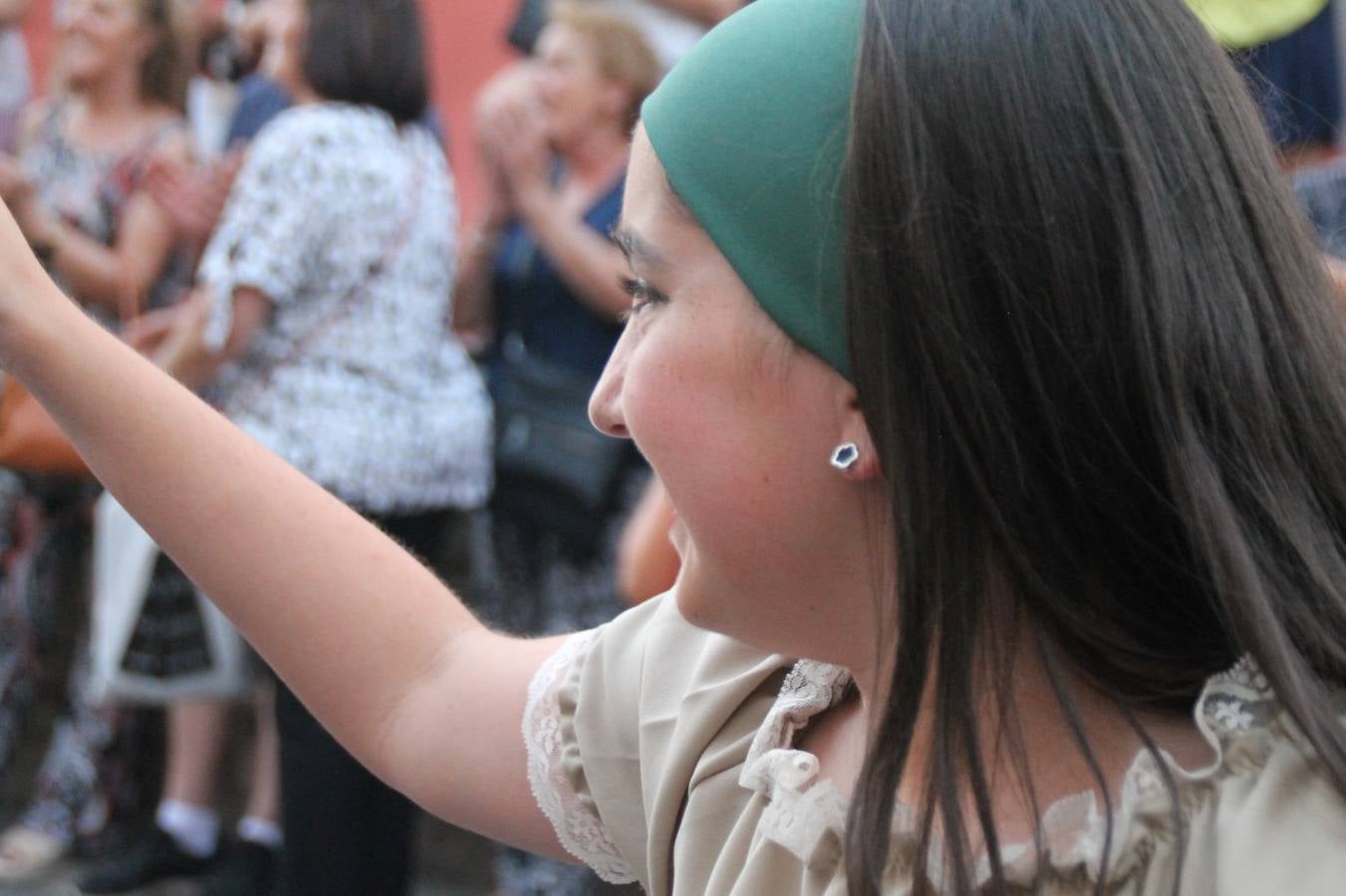 La participación popular fue nuevo protagonista del desfile teatralizado que anoche inauguró el grueso de la programación del XVI Festival Templario, invitando a propios y visitantes a revivir un pasado de leyenda, concretamente el siglo en el que La Orden del Temple marcó la vida de esta ciudad, en la que tuvo una de sus principales Encomiendas, siendo además el último reducto de Los Templarios en los reinos de España.La Asociación juvenil y cultural 'La Trouppe' estuvo al frente de la coordinación de dicho desfile que llenó de ambiente y animación las calles y plazas del centro histórico de Jerez de los Caballeros, llenas de público y engalanadas para la ocasión con pendones con la cruz templaria y otros elementos referentes a la cultura árabe que dejó su impronta en aquella época. Destacó la participación de más de 60 niñas que pusieron alegría con sus bailes a este pasacalle, junto a personajes fantásticos en zancos, la melodía de la Asociación Musical de Jerez de los Caballeros y la participación de asociaciones, como la del Belén 'Santa Ángela', Euexia Rural, además de los caballeros del campamento medieval a cargo de Cabalbur y de manera especial, la implicación de numerosos vecinos de todas las edades que desfilaron ataviados con indumentaria de la época dando vida a esta celebración.