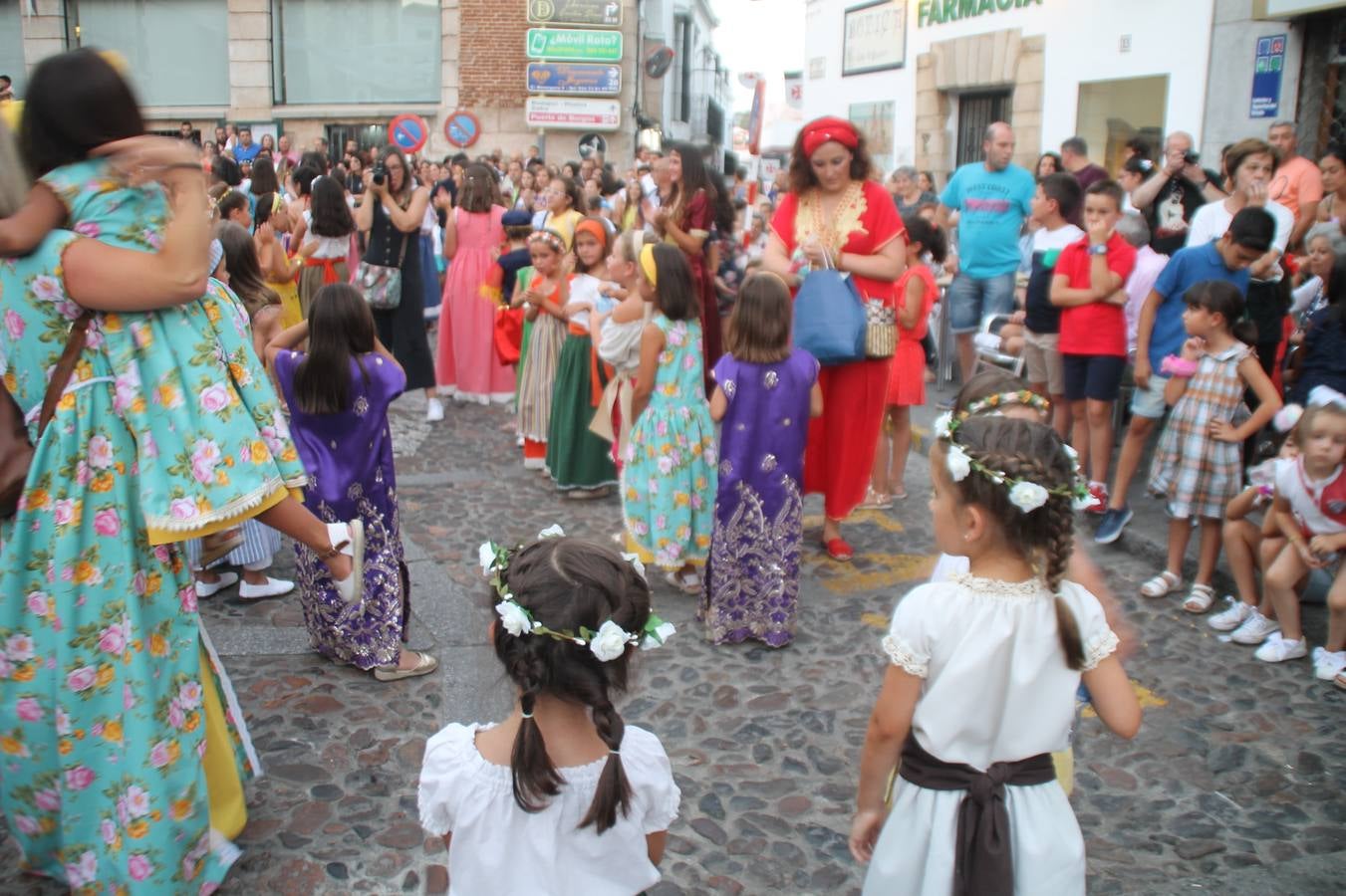 La participación popular fue nuevo protagonista del desfile teatralizado que anoche inauguró el grueso de la programación del XVI Festival Templario, invitando a propios y visitantes a revivir un pasado de leyenda, concretamente el siglo en el que La Orden del Temple marcó la vida de esta ciudad, en la que tuvo una de sus principales Encomiendas, siendo además el último reducto de Los Templarios en los reinos de España.La Asociación juvenil y cultural 'La Trouppe' estuvo al frente de la coordinación de dicho desfile que llenó de ambiente y animación las calles y plazas del centro histórico de Jerez de los Caballeros, llenas de público y engalanadas para la ocasión con pendones con la cruz templaria y otros elementos referentes a la cultura árabe que dejó su impronta en aquella época. Destacó la participación de más de 60 niñas que pusieron alegría con sus bailes a este pasacalle, junto a personajes fantásticos en zancos, la melodía de la Asociación Musical de Jerez de los Caballeros y la participación de asociaciones, como la del Belén 'Santa Ángela', Euexia Rural, además de los caballeros del campamento medieval a cargo de Cabalbur y de manera especial, la implicación de numerosos vecinos de todas las edades que desfilaron ataviados con indumentaria de la época dando vida a esta celebración.