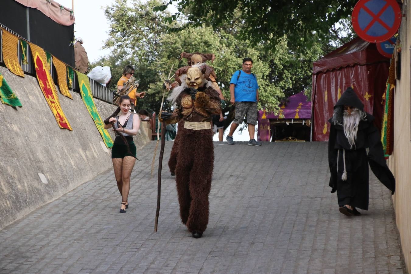 Las visitas guiadas, los talleres y los espectáculos marcan el ritmo del XVI Festival Templario. Vecinos y turistas recorrieron, ayer, las principales calles del municipio donde artesanos, mercaderes y taberneros ofrecían sus productos. También, pequeños y mayores disfrutaron con 'Descubriendo rincones templarios'; demostración de formaciones de combate; taller de cantería; cómo se vestía un templario para el combate; pasacalles; tiro con arco; espectáculo circense medieval, y espectáculo aéreo y de fuego.