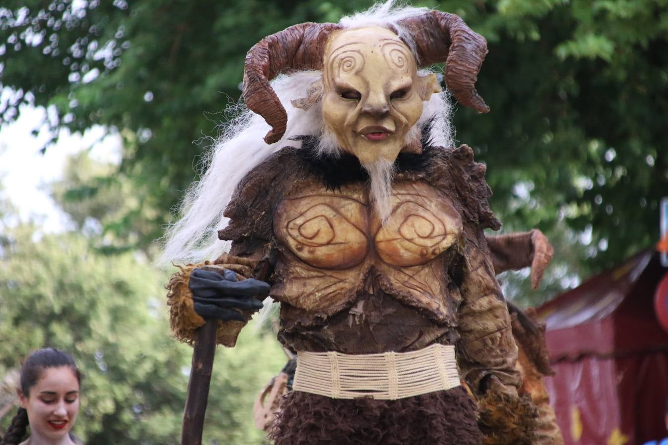 Las visitas guiadas, los talleres y los espectáculos marcan el ritmo del XVI Festival Templario. Vecinos y turistas recorrieron, ayer, las principales calles del municipio donde artesanos, mercaderes y taberneros ofrecían sus productos. También, pequeños y mayores disfrutaron con 'Descubriendo rincones templarios'; demostración de formaciones de combate; taller de cantería; cómo se vestía un templario para el combate; pasacalles; tiro con arco; espectáculo circense medieval, y espectáculo aéreo y de fuego.