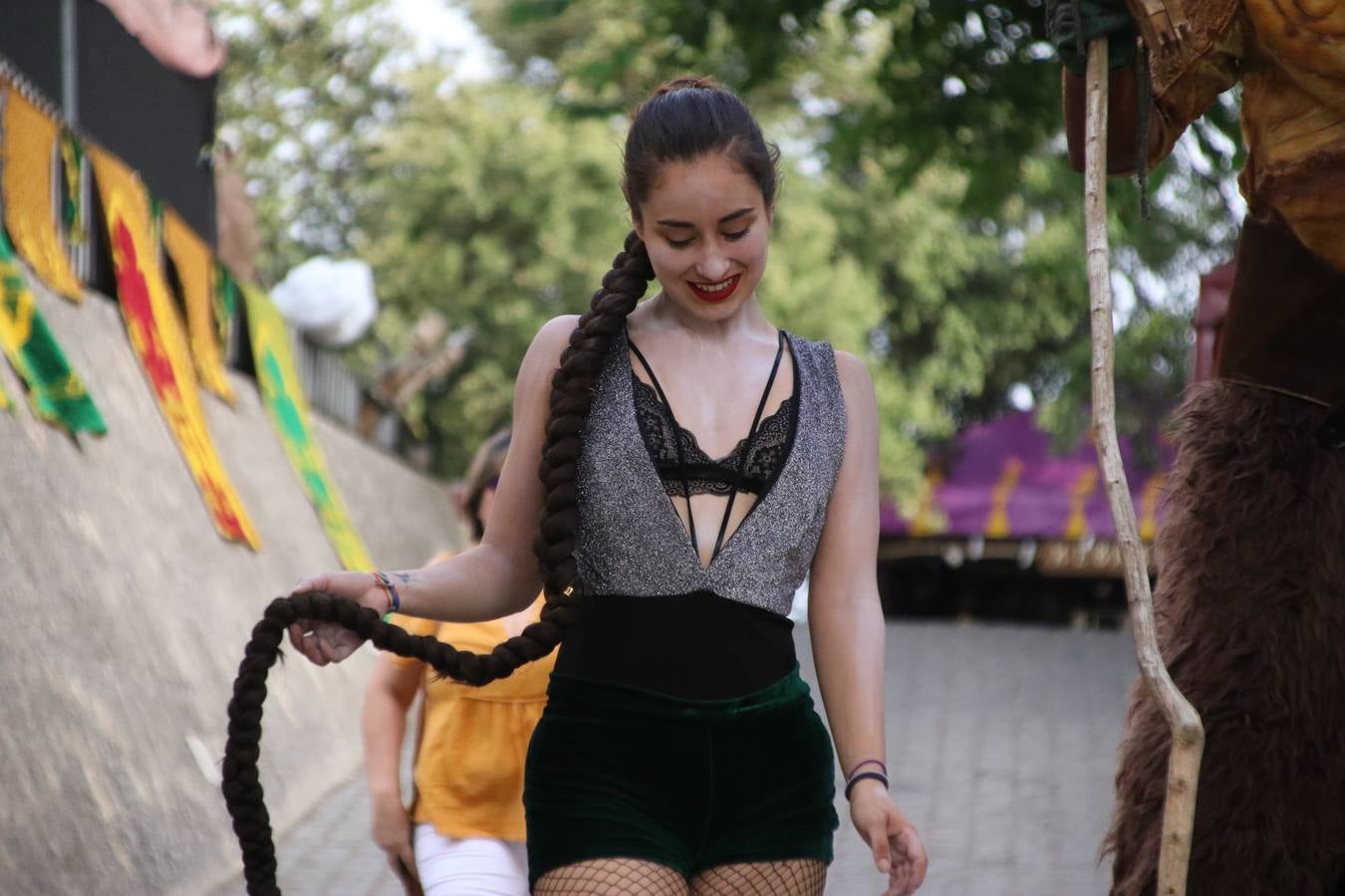 Las visitas guiadas, los talleres y los espectáculos marcan el ritmo del XVI Festival Templario. Vecinos y turistas recorrieron, ayer, las principales calles del municipio donde artesanos, mercaderes y taberneros ofrecían sus productos. También, pequeños y mayores disfrutaron con 'Descubriendo rincones templarios'; demostración de formaciones de combate; taller de cantería; cómo se vestía un templario para el combate; pasacalles; tiro con arco; espectáculo circense medieval, y espectáculo aéreo y de fuego.