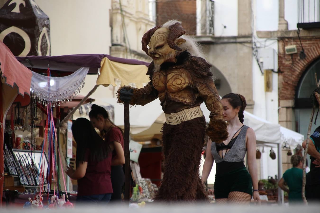 Las visitas guiadas, los talleres y los espectáculos marcan el ritmo del XVI Festival Templario. Vecinos y turistas recorrieron, ayer, las principales calles del municipio donde artesanos, mercaderes y taberneros ofrecían sus productos. También, pequeños y mayores disfrutaron con 'Descubriendo rincones templarios'; demostración de formaciones de combate; taller de cantería; cómo se vestía un templario para el combate; pasacalles; tiro con arco; espectáculo circense medieval, y espectáculo aéreo y de fuego.