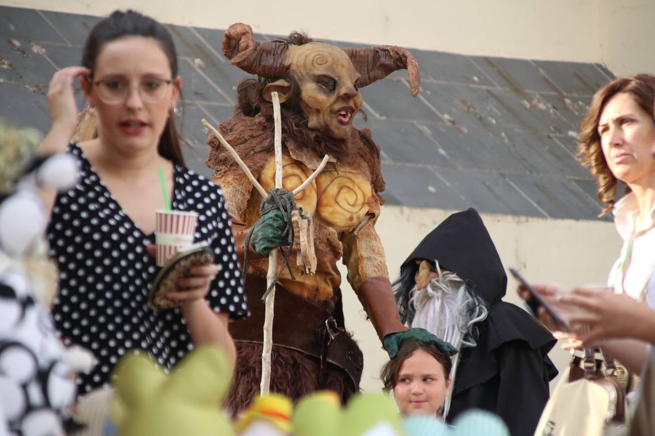 Las visitas guiadas, los talleres y los espectáculos marcan el ritmo del XVI Festival Templario. Vecinos y turistas recorrieron, ayer, las principales calles del municipio donde artesanos, mercaderes y taberneros ofrecían sus productos. También, pequeños y mayores disfrutaron con 'Descubriendo rincones templarios'; demostración de formaciones de combate; taller de cantería; cómo se vestía un templario para el combate; pasacalles; tiro con arco; espectáculo circense medieval, y espectáculo aéreo y de fuego.