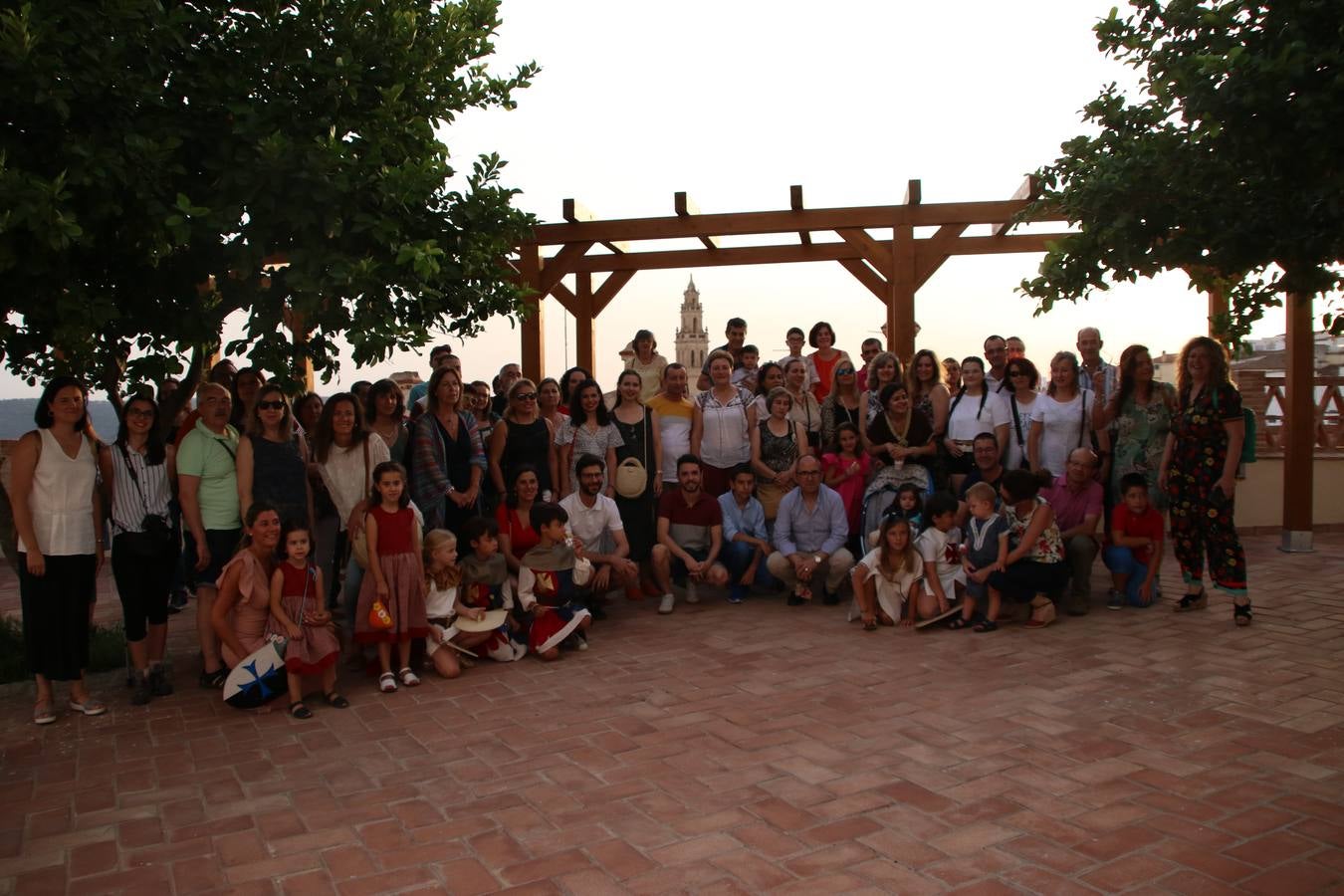 Las visitas guiadas, los talleres y los espectáculos marcan el ritmo del XVI Festival Templario. Vecinos y turistas recorrieron, ayer, las principales calles del municipio donde artesanos, mercaderes y taberneros ofrecían sus productos. También, pequeños y mayores disfrutaron con 'Descubriendo rincones templarios'; demostración de formaciones de combate; taller de cantería; cómo se vestía un templario para el combate; pasacalles; tiro con arco; espectáculo circense medieval, y espectáculo aéreo y de fuego.