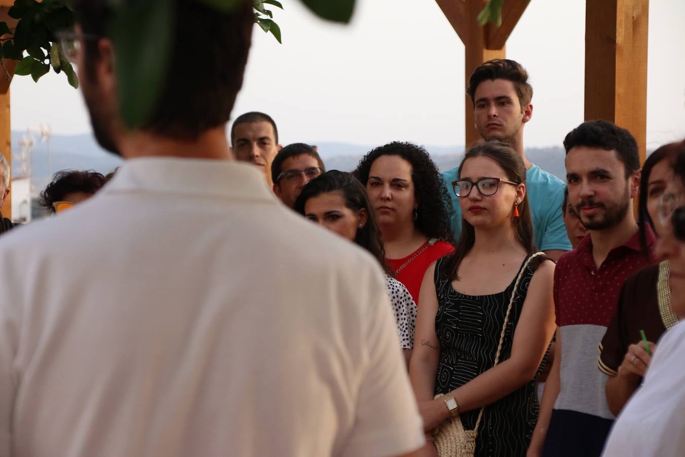 Las visitas guiadas, los talleres y los espectáculos marcan el ritmo del XVI Festival Templario. Vecinos y turistas recorrieron, ayer, las principales calles del municipio donde artesanos, mercaderes y taberneros ofrecían sus productos. También, pequeños y mayores disfrutaron con 'Descubriendo rincones templarios'; demostración de formaciones de combate; taller de cantería; cómo se vestía un templario para el combate; pasacalles; tiro con arco; espectáculo circense medieval, y espectáculo aéreo y de fuego.