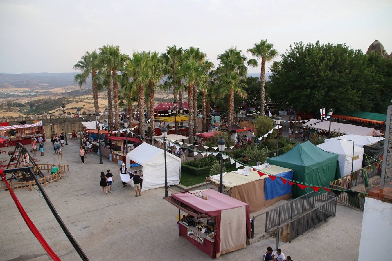Las visitas guiadas, los talleres y los espectáculos marcan el ritmo del XVI Festival Templario. Vecinos y turistas recorrieron, ayer, las principales calles del municipio donde artesanos, mercaderes y taberneros ofrecían sus productos. También, pequeños y mayores disfrutaron con 'Descubriendo rincones templarios'; demostración de formaciones de combate; taller de cantería; cómo se vestía un templario para el combate; pasacalles; tiro con arco; espectáculo circense medieval, y espectáculo aéreo y de fuego.