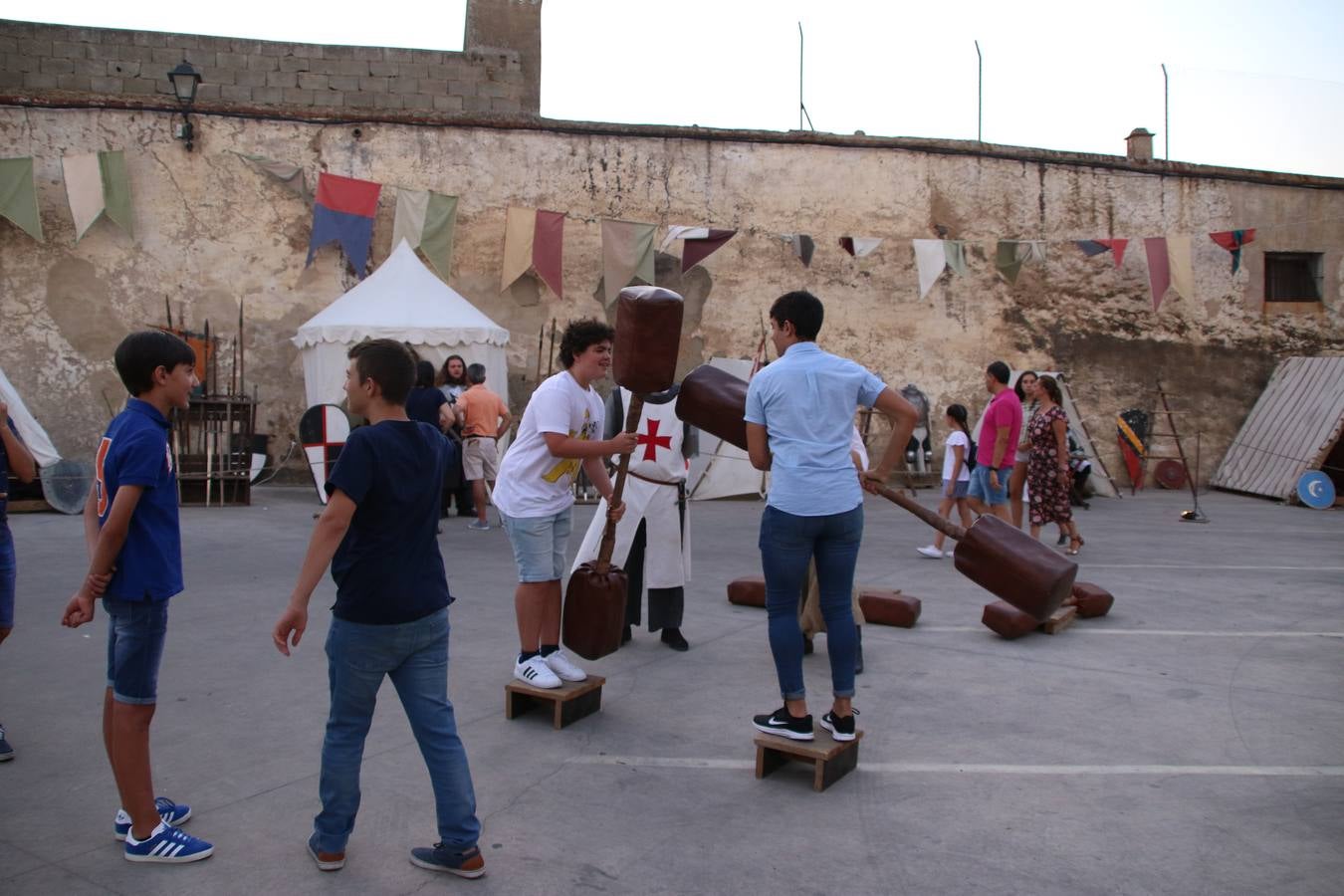 Las visitas guiadas, los talleres y los espectáculos marcan el ritmo del XVI Festival Templario. Vecinos y turistas recorrieron, ayer, las principales calles del municipio donde artesanos, mercaderes y taberneros ofrecían sus productos. También, pequeños y mayores disfrutaron con 'Descubriendo rincones templarios'; demostración de formaciones de combate; taller de cantería; cómo se vestía un templario para el combate; pasacalles; tiro con arco; espectáculo circense medieval, y espectáculo aéreo y de fuego.