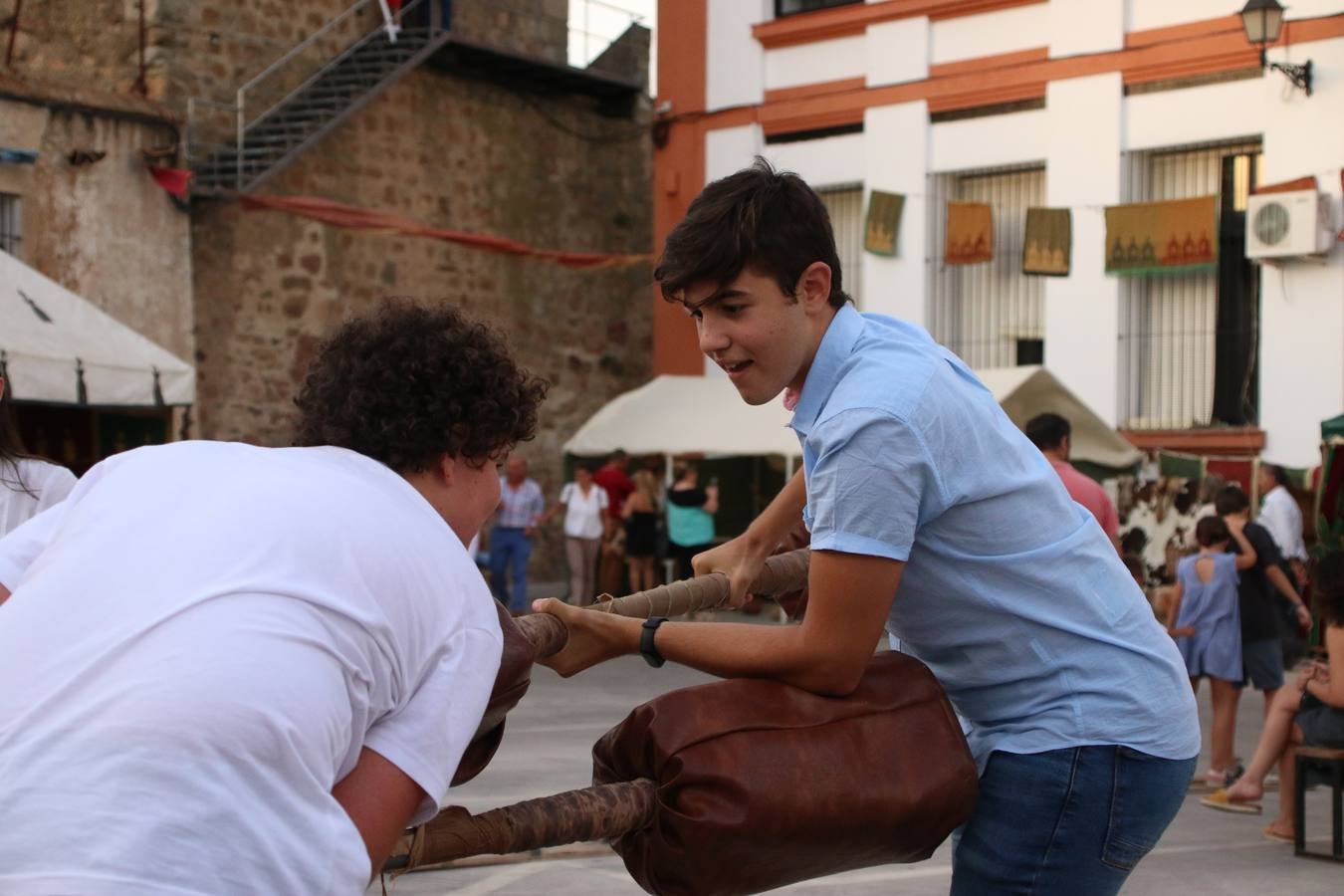 Las visitas guiadas, los talleres y los espectáculos marcan el ritmo del XVI Festival Templario. Vecinos y turistas recorrieron, ayer, las principales calles del municipio donde artesanos, mercaderes y taberneros ofrecían sus productos. También, pequeños y mayores disfrutaron con 'Descubriendo rincones templarios'; demostración de formaciones de combate; taller de cantería; cómo se vestía un templario para el combate; pasacalles; tiro con arco; espectáculo circense medieval, y espectáculo aéreo y de fuego.