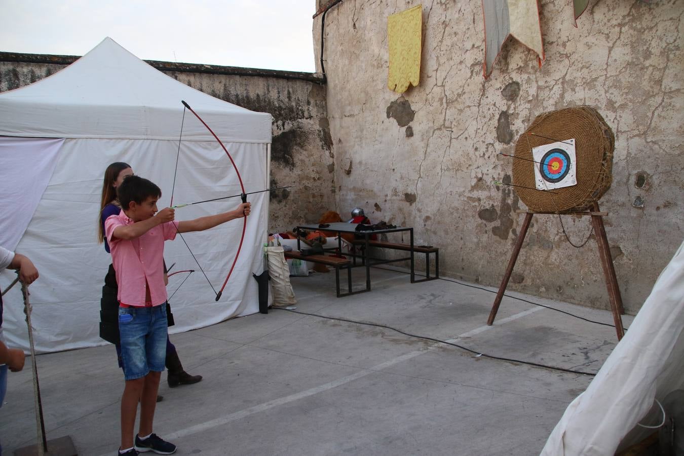 Las visitas guiadas, los talleres y los espectáculos marcan el ritmo del XVI Festival Templario. Vecinos y turistas recorrieron, ayer, las principales calles del municipio donde artesanos, mercaderes y taberneros ofrecían sus productos. También, pequeños y mayores disfrutaron con 'Descubriendo rincones templarios'; demostración de formaciones de combate; taller de cantería; cómo se vestía un templario para el combate; pasacalles; tiro con arco; espectáculo circense medieval, y espectáculo aéreo y de fuego.