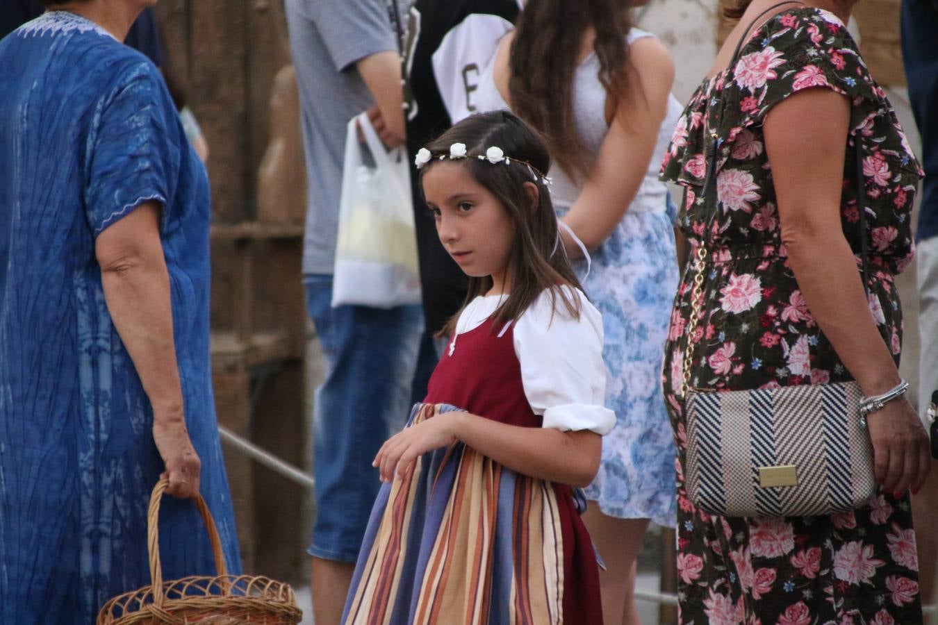 Las visitas guiadas, los talleres y los espectáculos marcan el ritmo del XVI Festival Templario. Vecinos y turistas recorrieron, ayer, las principales calles del municipio donde artesanos, mercaderes y taberneros ofrecían sus productos. También, pequeños y mayores disfrutaron con 'Descubriendo rincones templarios'; demostración de formaciones de combate; taller de cantería; cómo se vestía un templario para el combate; pasacalles; tiro con arco; espectáculo circense medieval, y espectáculo aéreo y de fuego.