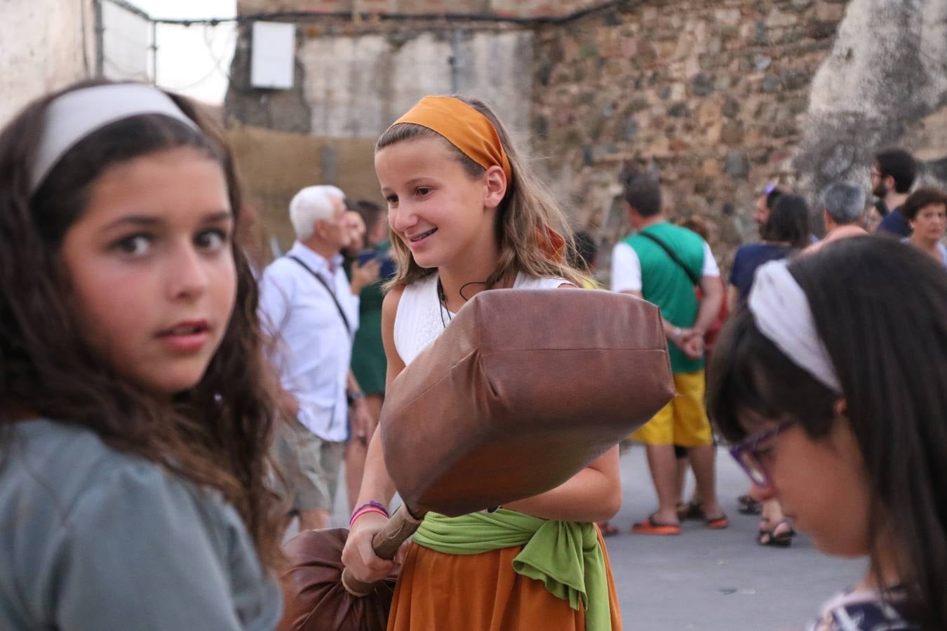 Las visitas guiadas, los talleres y los espectáculos marcan el ritmo del XVI Festival Templario. Vecinos y turistas recorrieron, ayer, las principales calles del municipio donde artesanos, mercaderes y taberneros ofrecían sus productos. También, pequeños y mayores disfrutaron con 'Descubriendo rincones templarios'; demostración de formaciones de combate; taller de cantería; cómo se vestía un templario para el combate; pasacalles; tiro con arco; espectáculo circense medieval, y espectáculo aéreo y de fuego.