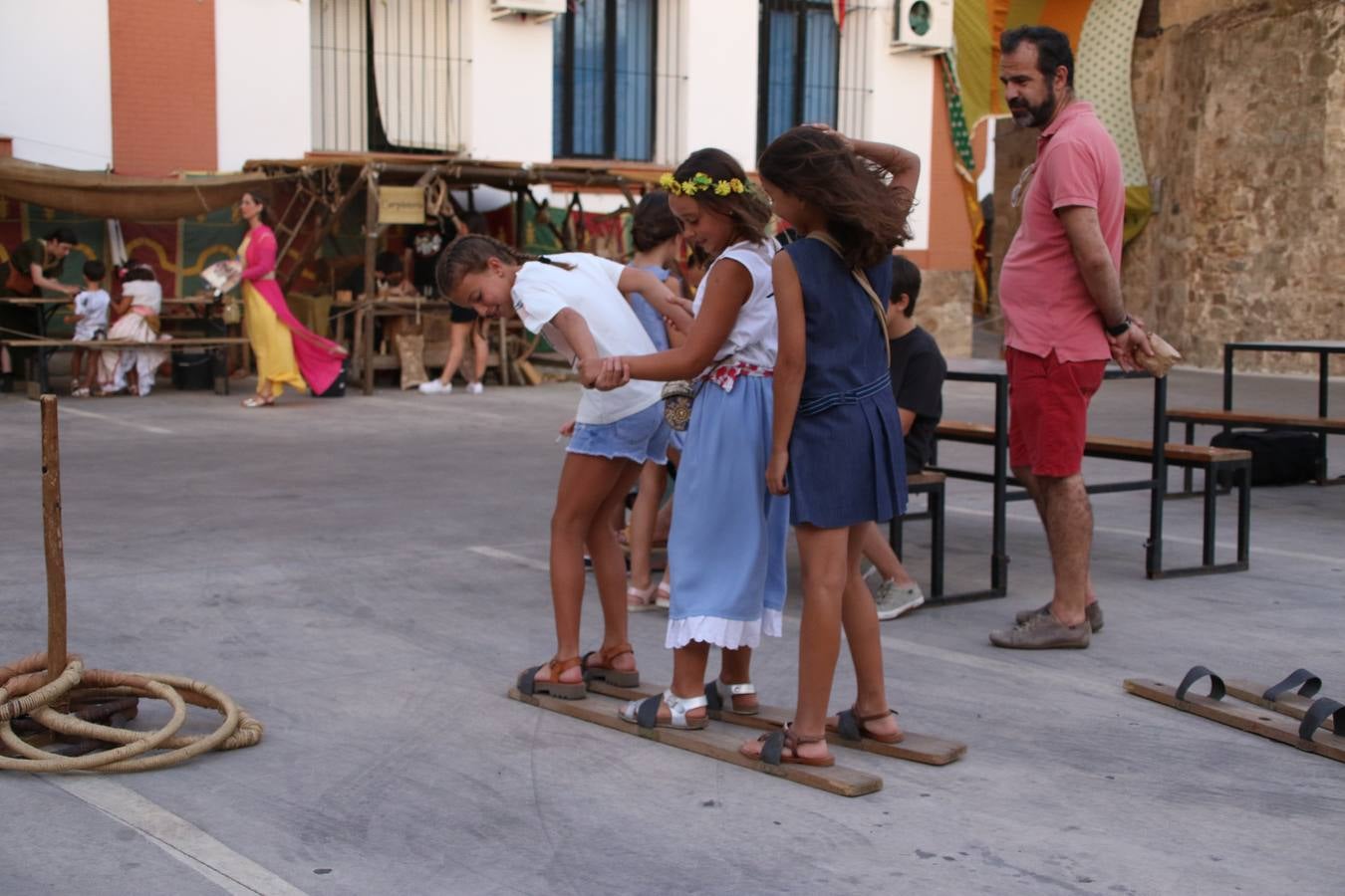 Las visitas guiadas, los talleres y los espectáculos marcan el ritmo del XVI Festival Templario. Vecinos y turistas recorrieron, ayer, las principales calles del municipio donde artesanos, mercaderes y taberneros ofrecían sus productos. También, pequeños y mayores disfrutaron con 'Descubriendo rincones templarios'; demostración de formaciones de combate; taller de cantería; cómo se vestía un templario para el combate; pasacalles; tiro con arco; espectáculo circense medieval, y espectáculo aéreo y de fuego.