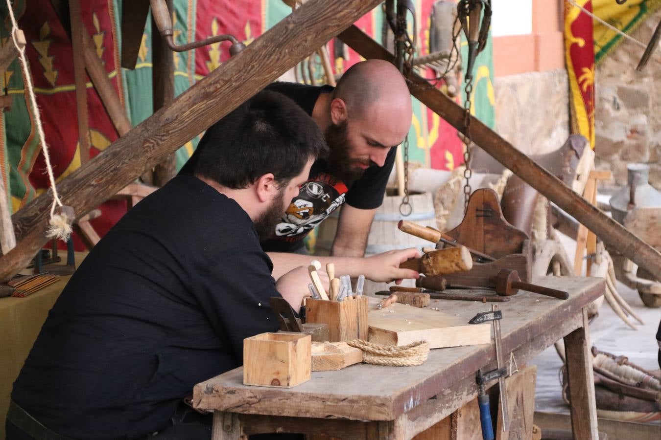 Las visitas guiadas, los talleres y los espectáculos marcan el ritmo del XVI Festival Templario. Vecinos y turistas recorrieron, ayer, las principales calles del municipio donde artesanos, mercaderes y taberneros ofrecían sus productos. También, pequeños y mayores disfrutaron con 'Descubriendo rincones templarios'; demostración de formaciones de combate; taller de cantería; cómo se vestía un templario para el combate; pasacalles; tiro con arco; espectáculo circense medieval, y espectáculo aéreo y de fuego.