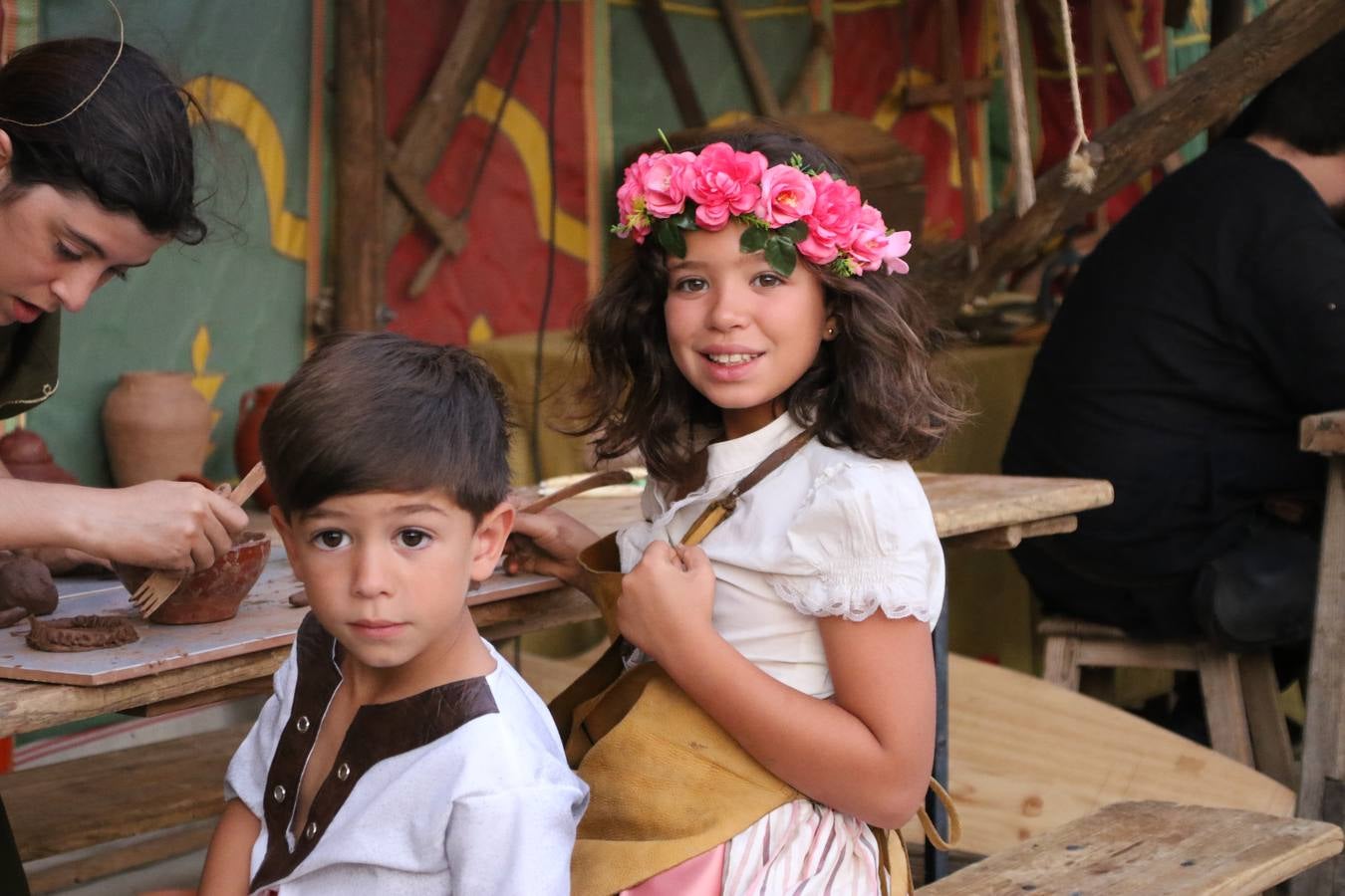 Las visitas guiadas, los talleres y los espectáculos marcan el ritmo del XVI Festival Templario. Vecinos y turistas recorrieron, ayer, las principales calles del municipio donde artesanos, mercaderes y taberneros ofrecían sus productos. También, pequeños y mayores disfrutaron con 'Descubriendo rincones templarios'; demostración de formaciones de combate; taller de cantería; cómo se vestía un templario para el combate; pasacalles; tiro con arco; espectáculo circense medieval, y espectáculo aéreo y de fuego.
