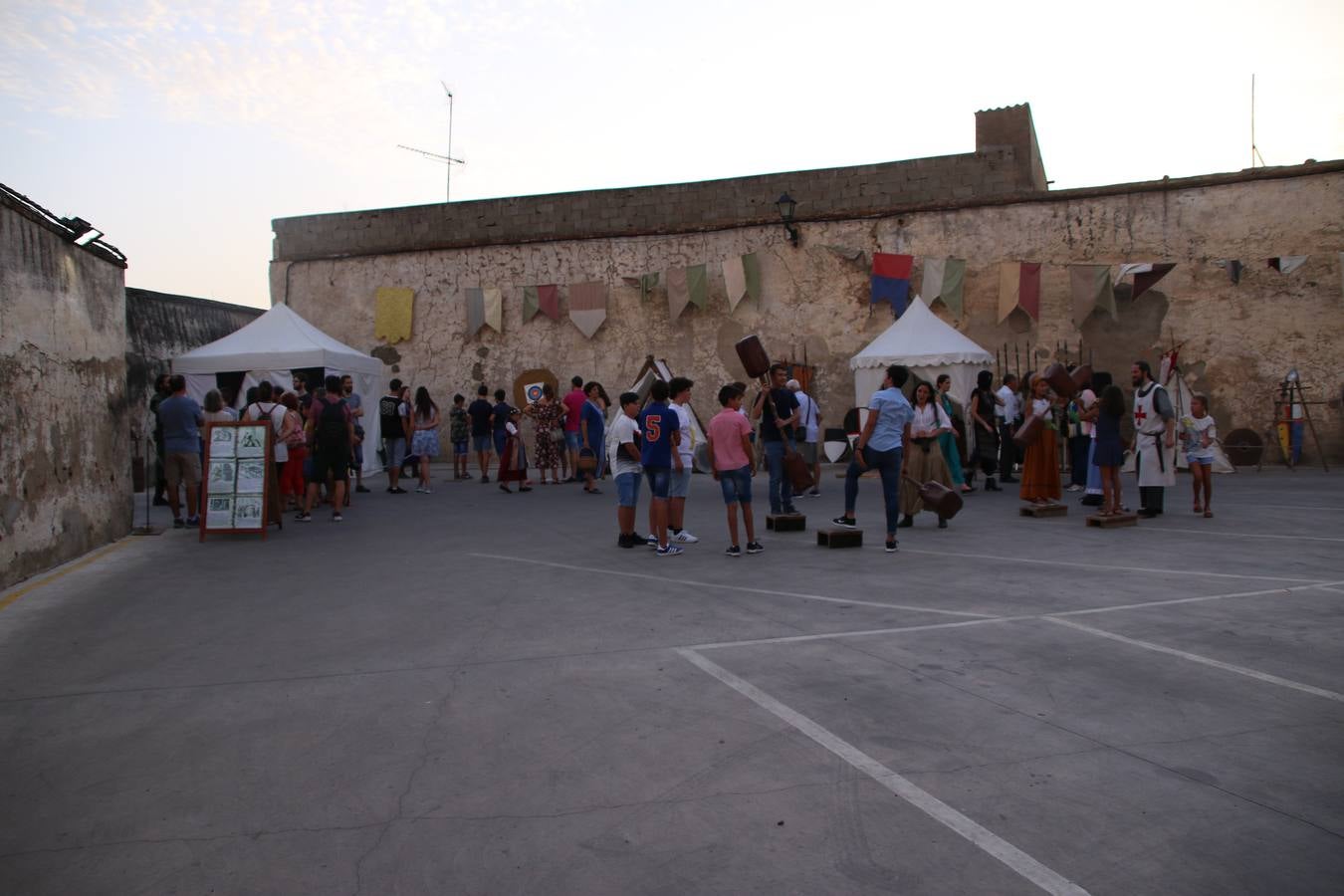 Las visitas guiadas, los talleres y los espectáculos marcan el ritmo del XVI Festival Templario. Vecinos y turistas recorrieron, ayer, las principales calles del municipio donde artesanos, mercaderes y taberneros ofrecían sus productos. También, pequeños y mayores disfrutaron con 'Descubriendo rincones templarios'; demostración de formaciones de combate; taller de cantería; cómo se vestía un templario para el combate; pasacalles; tiro con arco; espectáculo circense medieval, y espectáculo aéreo y de fuego.