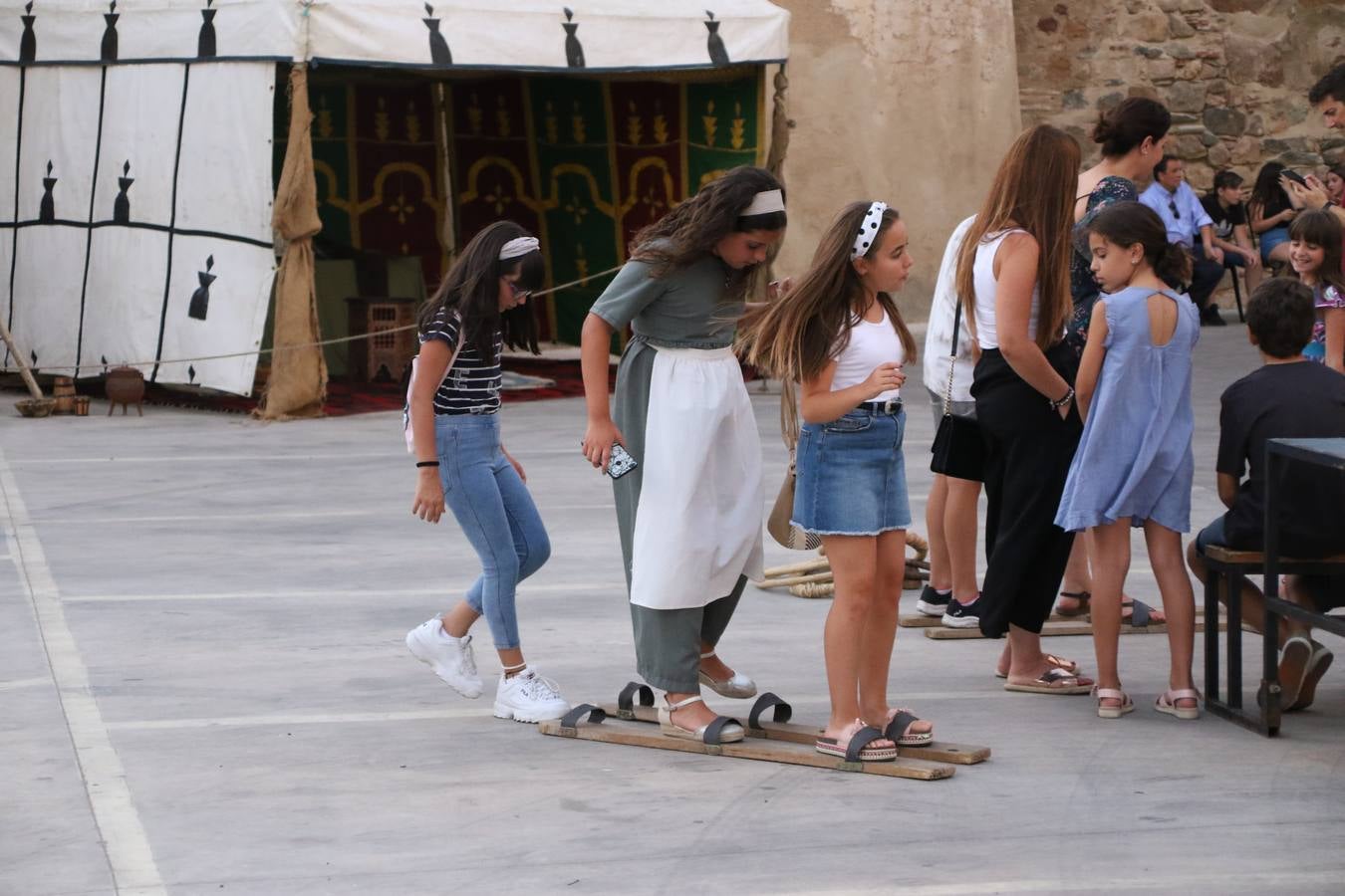 Las visitas guiadas, los talleres y los espectáculos marcan el ritmo del XVI Festival Templario. Vecinos y turistas recorrieron, ayer, las principales calles del municipio donde artesanos, mercaderes y taberneros ofrecían sus productos. También, pequeños y mayores disfrutaron con 'Descubriendo rincones templarios'; demostración de formaciones de combate; taller de cantería; cómo se vestía un templario para el combate; pasacalles; tiro con arco; espectáculo circense medieval, y espectáculo aéreo y de fuego.