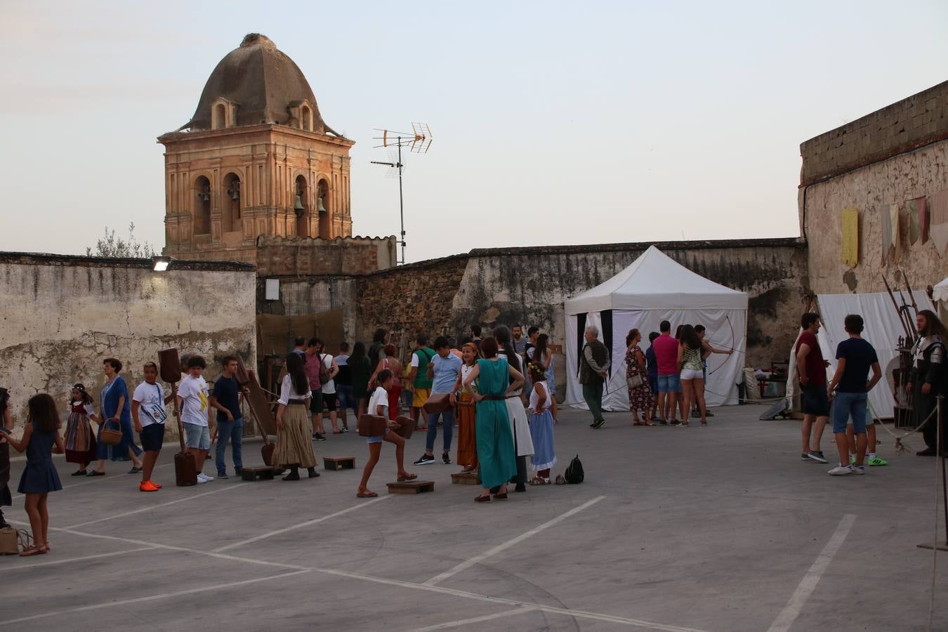 Las visitas guiadas, los talleres y los espectáculos marcan el ritmo del XVI Festival Templario. Vecinos y turistas recorrieron, ayer, las principales calles del municipio donde artesanos, mercaderes y taberneros ofrecían sus productos. También, pequeños y mayores disfrutaron con 'Descubriendo rincones templarios'; demostración de formaciones de combate; taller de cantería; cómo se vestía un templario para el combate; pasacalles; tiro con arco; espectáculo circense medieval, y espectáculo aéreo y de fuego.