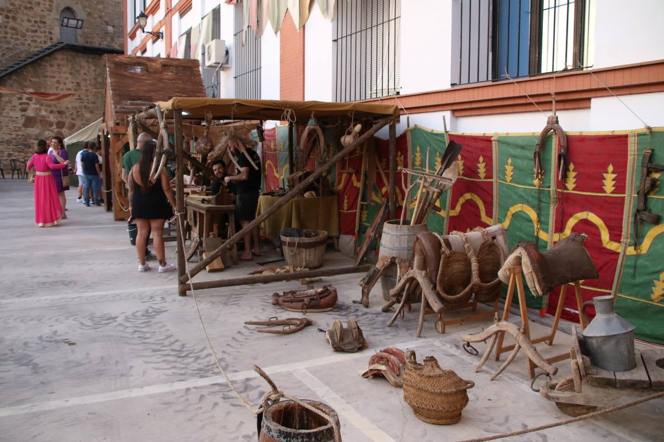 Las visitas guiadas, los talleres y los espectáculos marcan el ritmo del XVI Festival Templario. Vecinos y turistas recorrieron, ayer, las principales calles del municipio donde artesanos, mercaderes y taberneros ofrecían sus productos. También, pequeños y mayores disfrutaron con 'Descubriendo rincones templarios'; demostración de formaciones de combate; taller de cantería; cómo se vestía un templario para el combate; pasacalles; tiro con arco; espectáculo circense medieval, y espectáculo aéreo y de fuego.