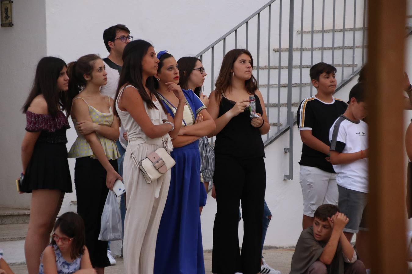 Las visitas guiadas, los talleres y los espectáculos marcan el ritmo del XVI Festival Templario. Vecinos y turistas recorrieron, ayer, las principales calles del municipio donde artesanos, mercaderes y taberneros ofrecían sus productos. También, pequeños y mayores disfrutaron con 'Descubriendo rincones templarios'; demostración de formaciones de combate; taller de cantería; cómo se vestía un templario para el combate; pasacalles; tiro con arco; espectáculo circense medieval, y espectáculo aéreo y de fuego.