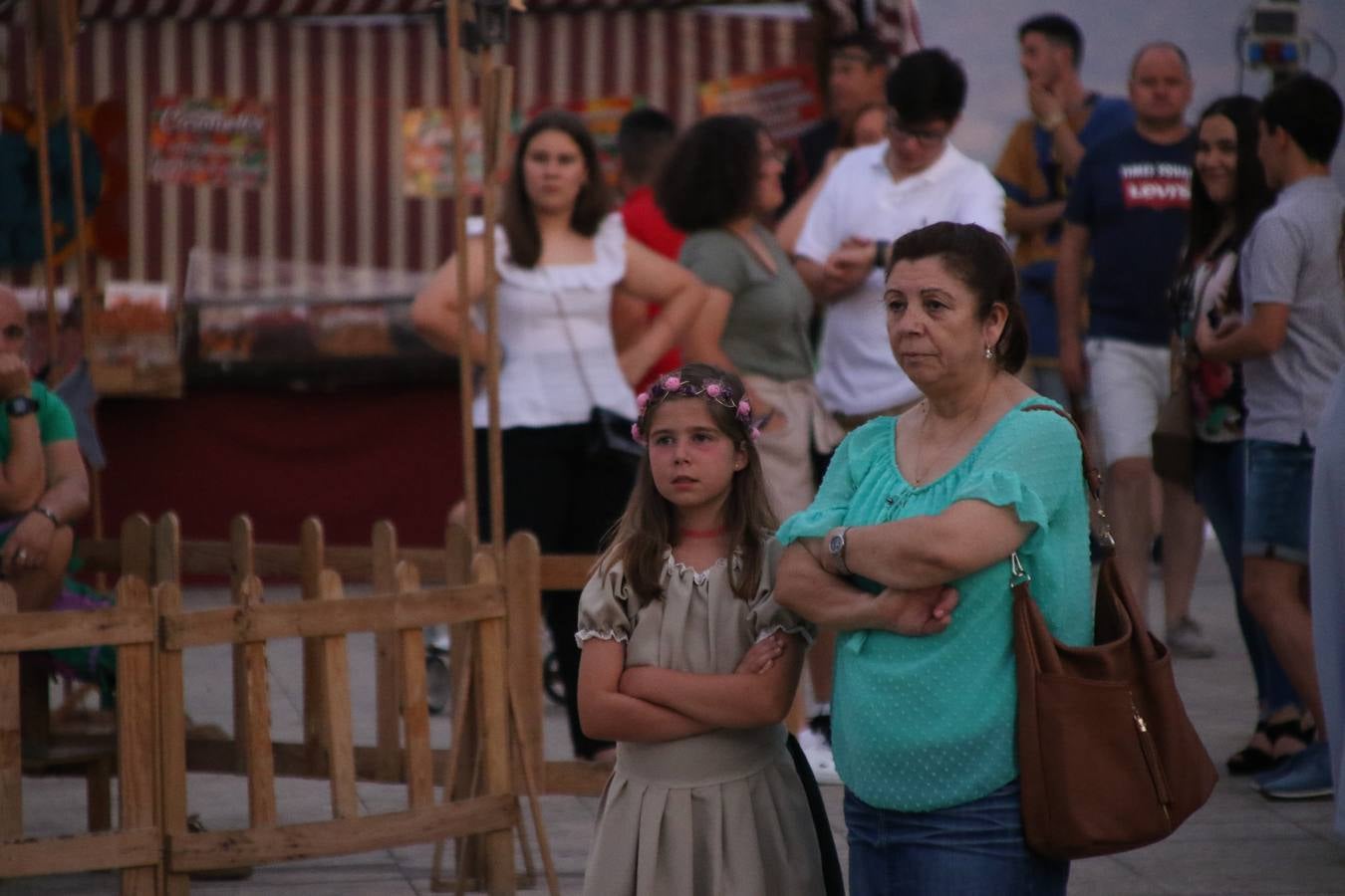 Las visitas guiadas, los talleres y los espectáculos marcan el ritmo del XVI Festival Templario. Vecinos y turistas recorrieron, ayer, las principales calles del municipio donde artesanos, mercaderes y taberneros ofrecían sus productos. También, pequeños y mayores disfrutaron con 'Descubriendo rincones templarios'; demostración de formaciones de combate; taller de cantería; cómo se vestía un templario para el combate; pasacalles; tiro con arco; espectáculo circense medieval, y espectáculo aéreo y de fuego.