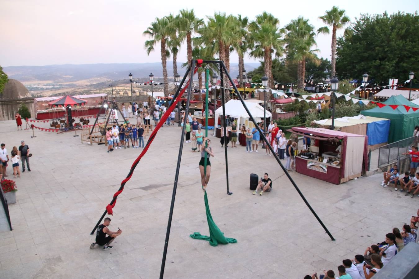 Las visitas guiadas, los talleres y los espectáculos marcan el ritmo del XVI Festival Templario. Vecinos y turistas recorrieron, ayer, las principales calles del municipio donde artesanos, mercaderes y taberneros ofrecían sus productos. También, pequeños y mayores disfrutaron con 'Descubriendo rincones templarios'; demostración de formaciones de combate; taller de cantería; cómo se vestía un templario para el combate; pasacalles; tiro con arco; espectáculo circense medieval, y espectáculo aéreo y de fuego.