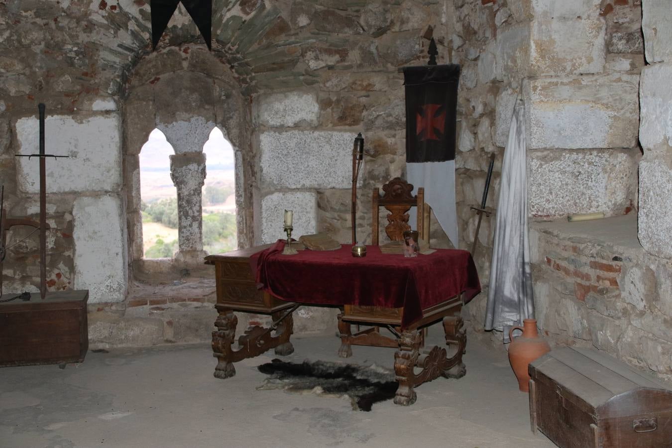 Las visitas guiadas, los talleres y los espectáculos marcan el ritmo del XVI Festival Templario. Vecinos y turistas recorrieron, ayer, las principales calles del municipio donde artesanos, mercaderes y taberneros ofrecían sus productos. También, pequeños y mayores disfrutaron con 'Descubriendo rincones templarios'; demostración de formaciones de combate; taller de cantería; cómo se vestía un templario para el combate; pasacalles; tiro con arco; espectáculo circense medieval, y espectáculo aéreo y de fuego.