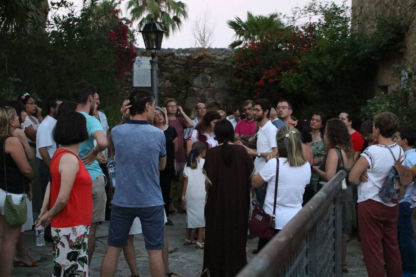 Las visitas guiadas, los talleres y los espectáculos marcan el ritmo del XVI Festival Templario. Vecinos y turistas recorrieron, ayer, las principales calles del municipio donde artesanos, mercaderes y taberneros ofrecían sus productos. También, pequeños y mayores disfrutaron con 'Descubriendo rincones templarios'; demostración de formaciones de combate; taller de cantería; cómo se vestía un templario para el combate; pasacalles; tiro con arco; espectáculo circense medieval, y espectáculo aéreo y de fuego.