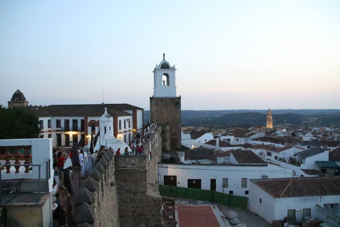 Las visitas guiadas, los talleres y los espectáculos marcan el ritmo del XVI Festival Templario. Vecinos y turistas recorrieron, ayer, las principales calles del municipio donde artesanos, mercaderes y taberneros ofrecían sus productos. También, pequeños y mayores disfrutaron con 'Descubriendo rincones templarios'; demostración de formaciones de combate; taller de cantería; cómo se vestía un templario para el combate; pasacalles; tiro con arco; espectáculo circense medieval, y espectáculo aéreo y de fuego.