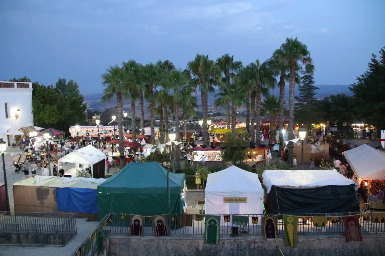 Las visitas guiadas, los talleres y los espectáculos marcan el ritmo del XVI Festival Templario. Vecinos y turistas recorrieron, ayer, las principales calles del municipio donde artesanos, mercaderes y taberneros ofrecían sus productos. También, pequeños y mayores disfrutaron con 'Descubriendo rincones templarios'; demostración de formaciones de combate; taller de cantería; cómo se vestía un templario para el combate; pasacalles; tiro con arco; espectáculo circense medieval, y espectáculo aéreo y de fuego.
