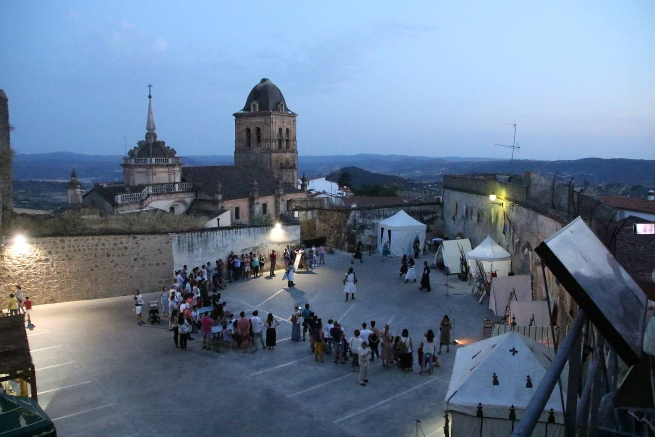 Las visitas guiadas, los talleres y los espectáculos marcan el ritmo del XVI Festival Templario. Vecinos y turistas recorrieron, ayer, las principales calles del municipio donde artesanos, mercaderes y taberneros ofrecían sus productos. También, pequeños y mayores disfrutaron con 'Descubriendo rincones templarios'; demostración de formaciones de combate; taller de cantería; cómo se vestía un templario para el combate; pasacalles; tiro con arco; espectáculo circense medieval, y espectáculo aéreo y de fuego.