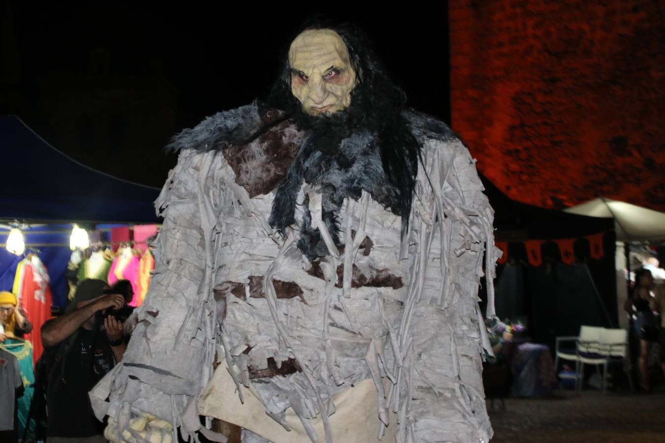 Las visitas guiadas, los talleres y los espectáculos marcan el ritmo del XVI Festival Templario. Vecinos y turistas recorrieron, ayer, las principales calles del municipio donde artesanos, mercaderes y taberneros ofrecían sus productos. También, pequeños y mayores disfrutaron con 'Descubriendo rincones templarios'; demostración de formaciones de combate; taller de cantería; cómo se vestía un templario para el combate; pasacalles; tiro con arco; espectáculo circense medieval, y espectáculo aéreo y de fuego.