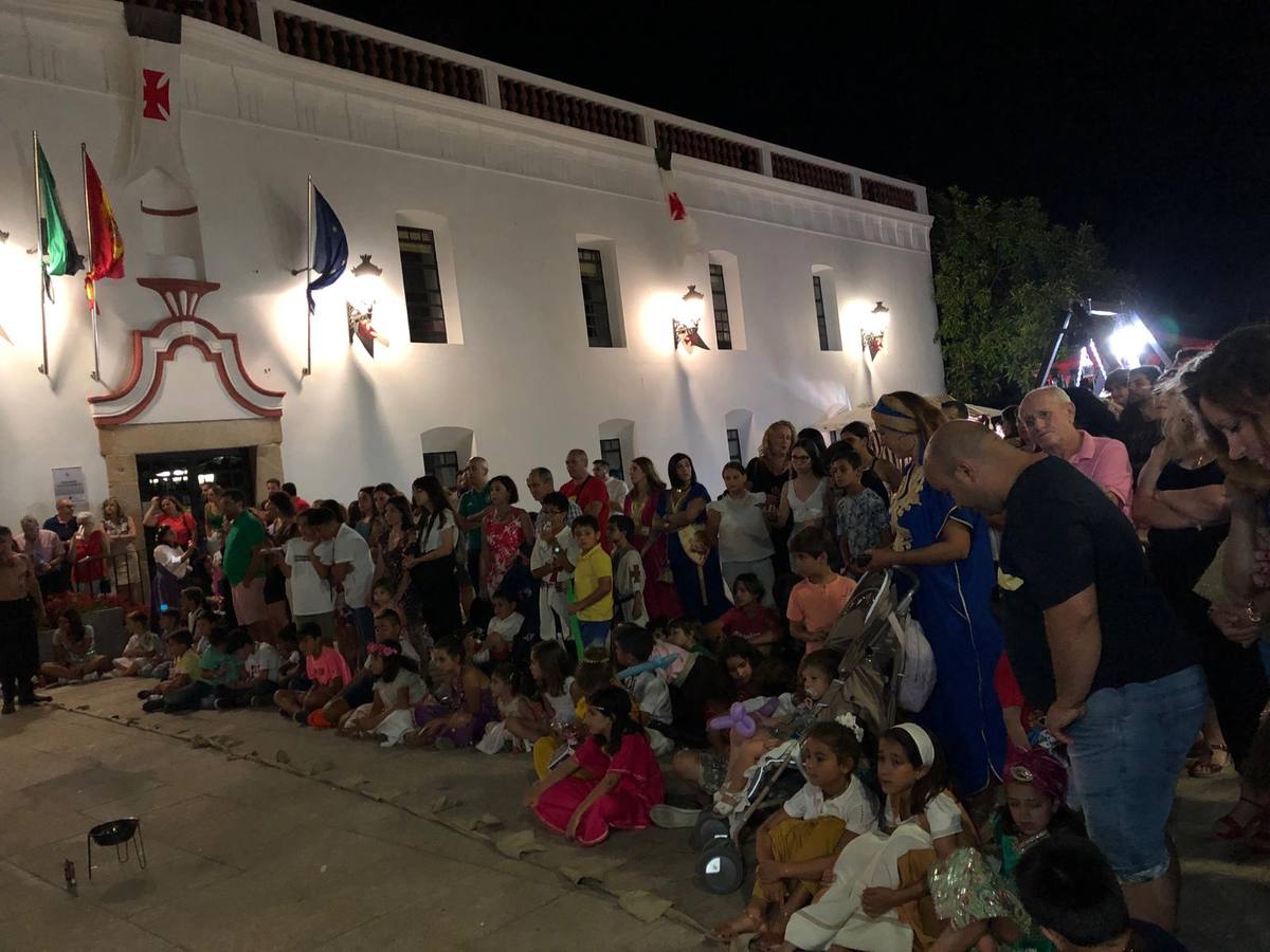 Las visitas guiadas, los talleres y los espectáculos marcan el ritmo del XVI Festival Templario. Vecinos y turistas recorrieron, ayer, las principales calles del municipio donde artesanos, mercaderes y taberneros ofrecían sus productos. También, pequeños y mayores disfrutaron con 'Descubriendo rincones templarios'; demostración de formaciones de combate; taller de cantería; cómo se vestía un templario para el combate; pasacalles; tiro con arco; espectáculo circense medieval, y espectáculo aéreo y de fuego.