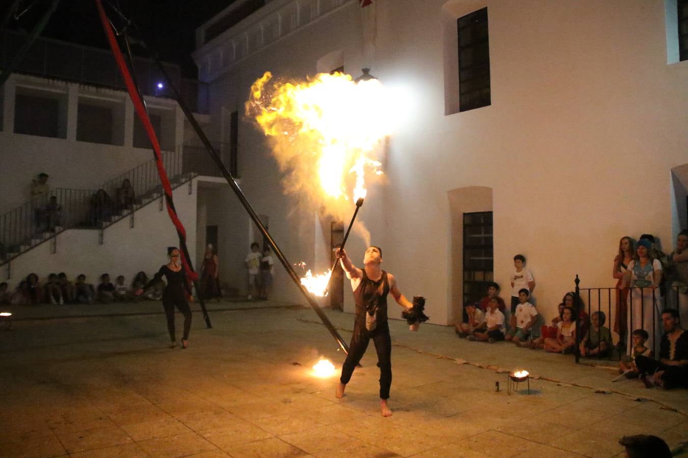 Las visitas guiadas, los talleres y los espectáculos marcan el ritmo del XVI Festival Templario. Vecinos y turistas recorrieron, ayer, las principales calles del municipio donde artesanos, mercaderes y taberneros ofrecían sus productos. También, pequeños y mayores disfrutaron con 'Descubriendo rincones templarios'; demostración de formaciones de combate; taller de cantería; cómo se vestía un templario para el combate; pasacalles; tiro con arco; espectáculo circense medieval, y espectáculo aéreo y de fuego.