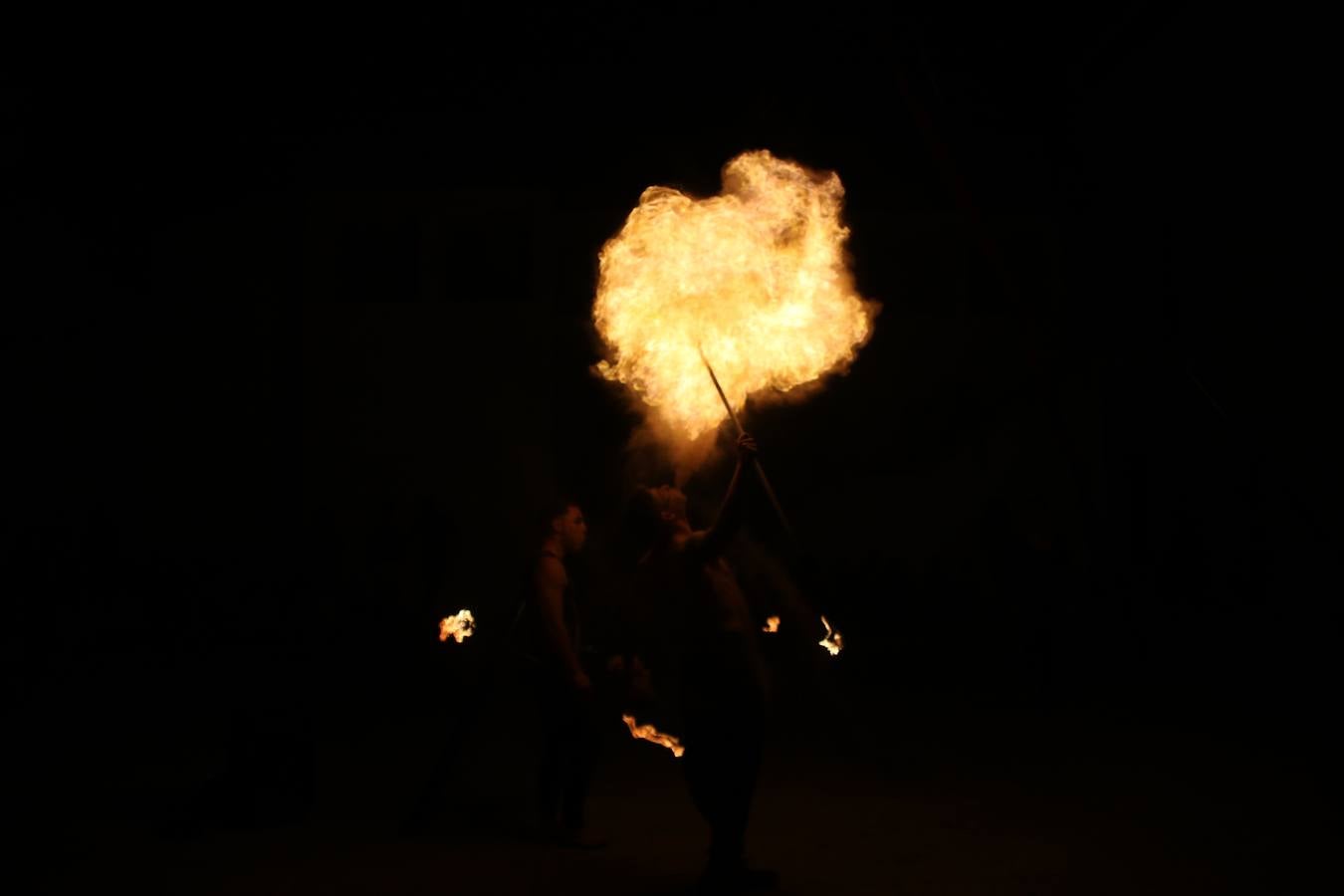 Las visitas guiadas, los talleres y los espectáculos marcan el ritmo del XVI Festival Templario. Vecinos y turistas recorrieron, ayer, las principales calles del municipio donde artesanos, mercaderes y taberneros ofrecían sus productos. También, pequeños y mayores disfrutaron con 'Descubriendo rincones templarios'; demostración de formaciones de combate; taller de cantería; cómo se vestía un templario para el combate; pasacalles; tiro con arco; espectáculo circense medieval, y espectáculo aéreo y de fuego.