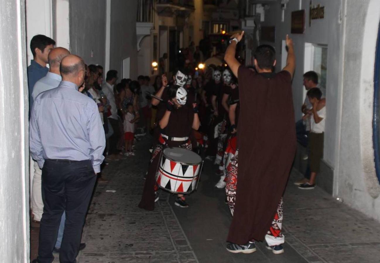 Jerez de los Caballeros se ha volcado, una vez más con su Festival Templario. Los escenarios naturales en los que se desarrolla este evento cultural, turístico y festivo, declarado Fiesta de Interés Turístico Regional, estuvieron llenos de público la noche del sábado cuando la animación, el ritmo y el ambiente del Mercado de las Tres Culturas, compartieron protagonismo con la segunda representación de la obra 'El último templario de Xerez', de nuevo merecedora de un sincero y cálido reconocimiento hacia todas las personas que la hacen posible.
