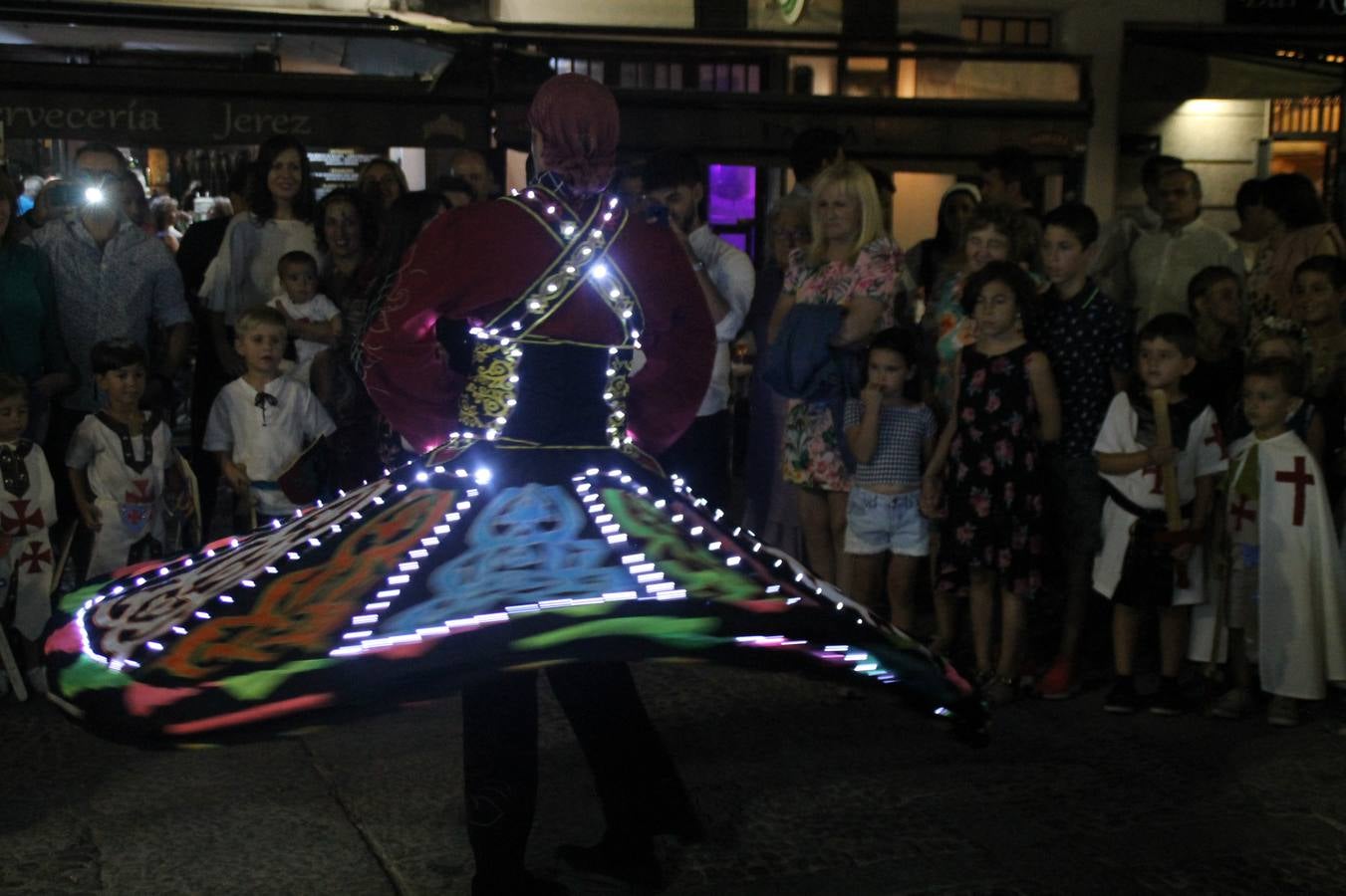 Jerez de los Caballeros se ha volcado, una vez más con su Festival Templario. Los escenarios naturales en los que se desarrolla este evento cultural, turístico y festivo, declarado Fiesta de Interés Turístico Regional, estuvieron llenos de público la noche del sábado cuando la animación, el ritmo y el ambiente del Mercado de las Tres Culturas, compartieron protagonismo con la segunda representación de la obra 'El último templario de Xerez', de nuevo merecedora de un sincero y cálido reconocimiento hacia todas las personas que la hacen posible.