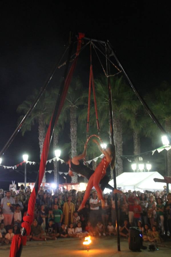 Jerez de los Caballeros se ha volcado, una vez más con su Festival Templario. Los escenarios naturales en los que se desarrolla este evento cultural, turístico y festivo, declarado Fiesta de Interés Turístico Regional, estuvieron llenos de público la noche del sábado cuando la animación, el ritmo y el ambiente del Mercado de las Tres Culturas, compartieron protagonismo con la segunda representación de la obra 'El último templario de Xerez', de nuevo merecedora de un sincero y cálido reconocimiento hacia todas las personas que la hacen posible.