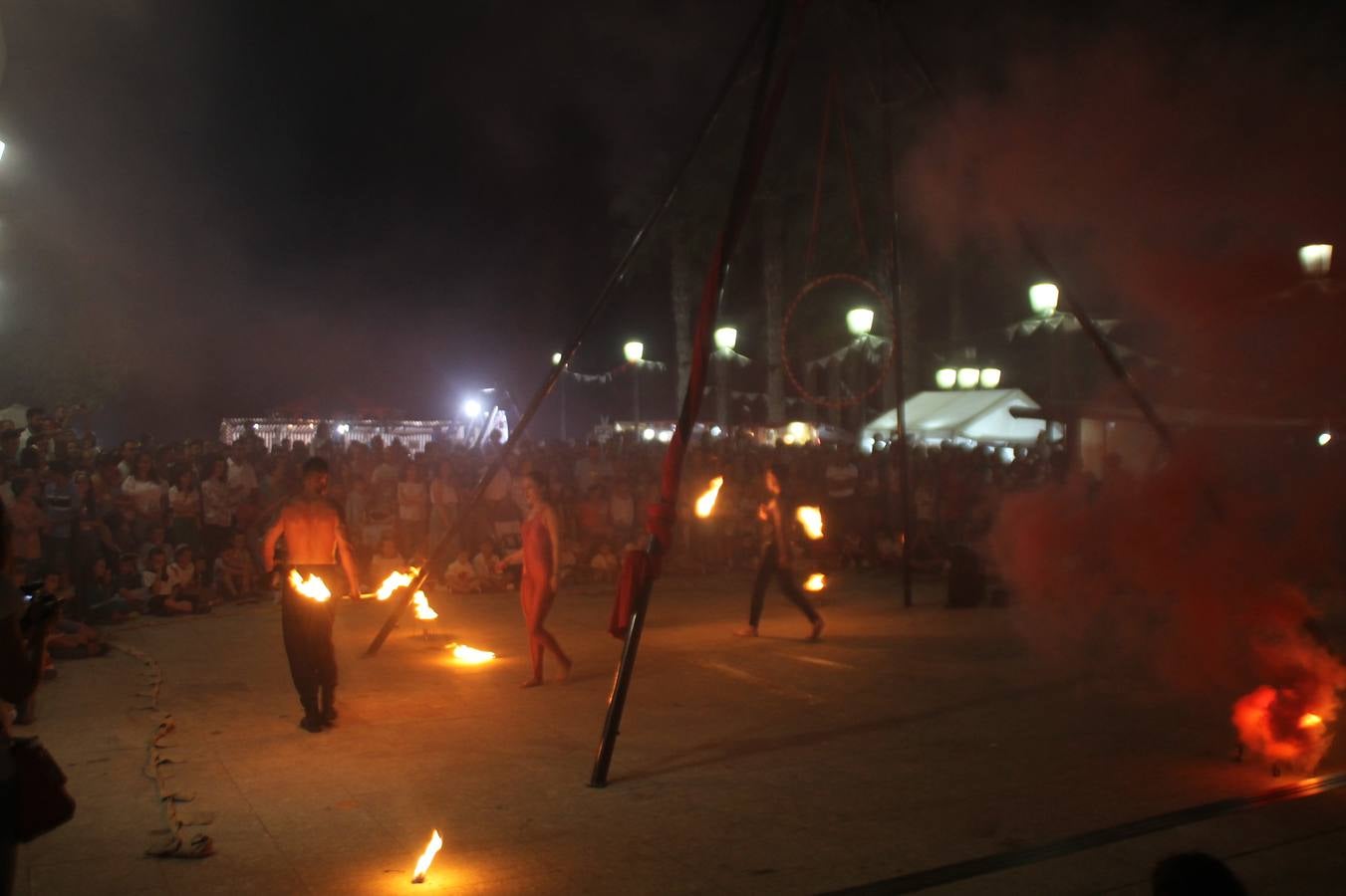 Jerez de los Caballeros se ha volcado, una vez más con su Festival Templario. Los escenarios naturales en los que se desarrolla este evento cultural, turístico y festivo, declarado Fiesta de Interés Turístico Regional, estuvieron llenos de público la noche del sábado cuando la animación, el ritmo y el ambiente del Mercado de las Tres Culturas, compartieron protagonismo con la segunda representación de la obra 'El último templario de Xerez', de nuevo merecedora de un sincero y cálido reconocimiento hacia todas las personas que la hacen posible.