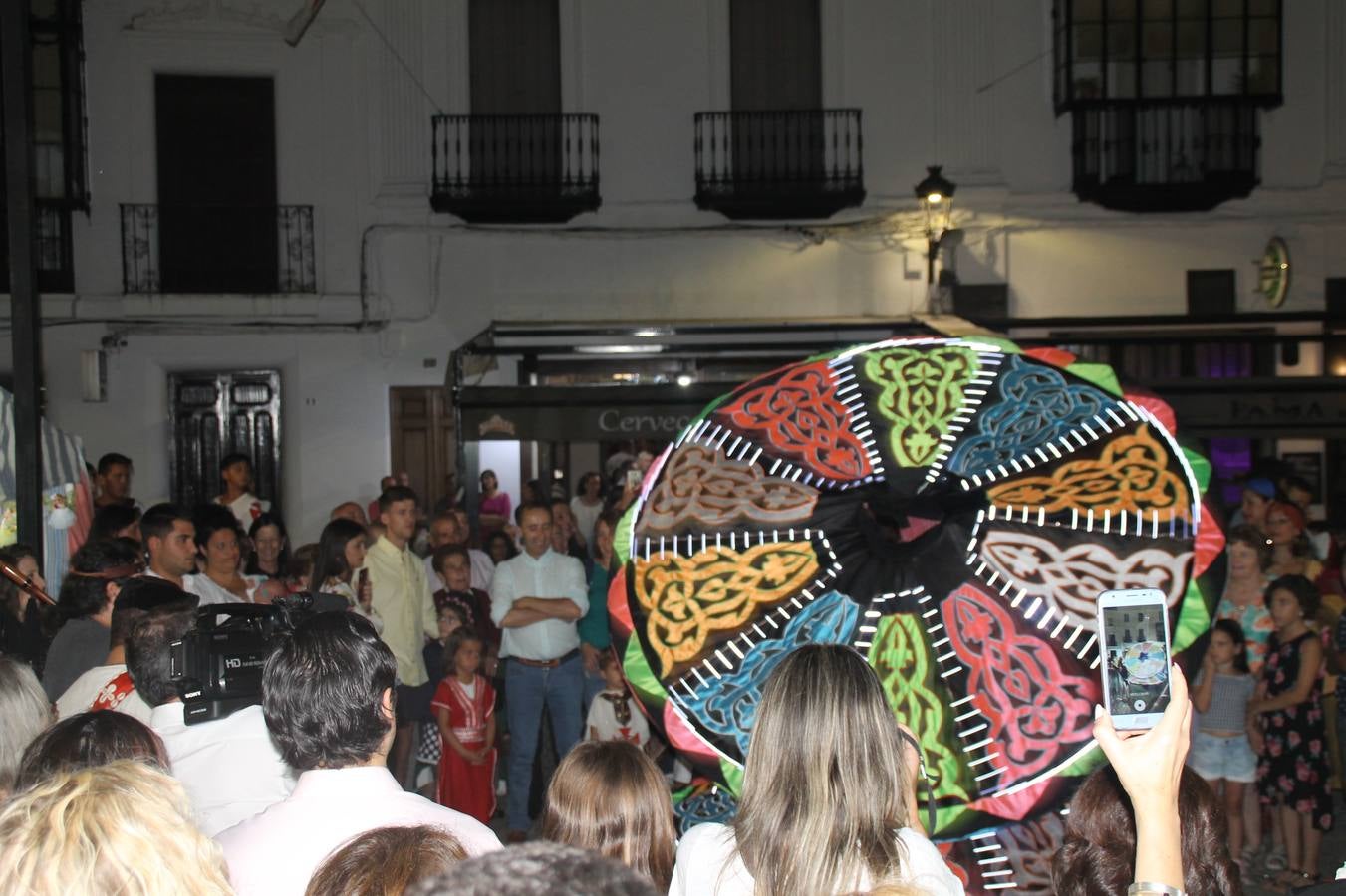Jerez de los Caballeros se ha volcado, una vez más con su Festival Templario. Los escenarios naturales en los que se desarrolla este evento cultural, turístico y festivo, declarado Fiesta de Interés Turístico Regional, estuvieron llenos de público la noche del sábado cuando la animación, el ritmo y el ambiente del Mercado de las Tres Culturas, compartieron protagonismo con la segunda representación de la obra 'El último templario de Xerez', de nuevo merecedora de un sincero y cálido reconocimiento hacia todas las personas que la hacen posible.
