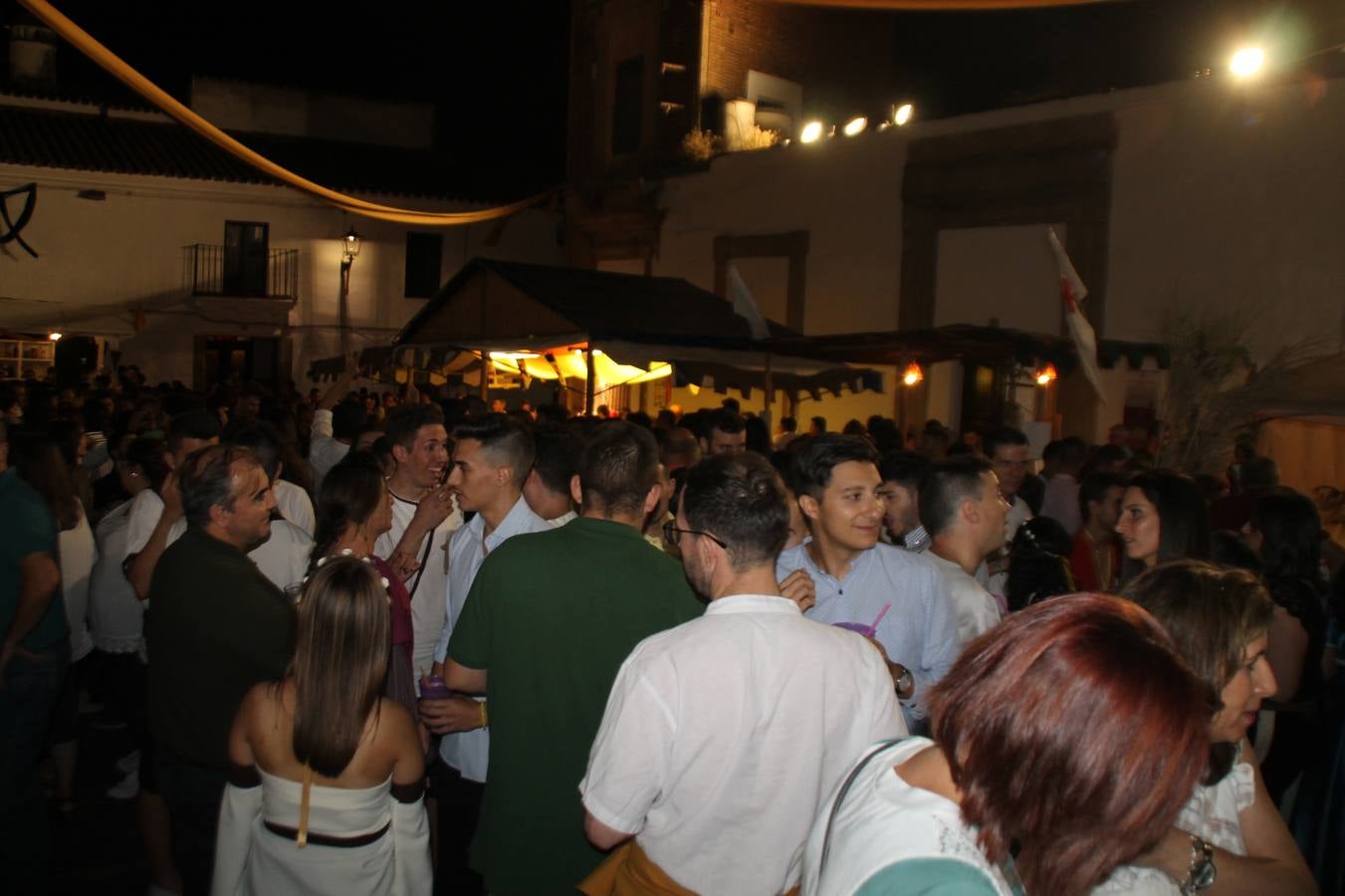 Jerez de los Caballeros se ha volcado, una vez más con su Festival Templario. Los escenarios naturales en los que se desarrolla este evento cultural, turístico y festivo, declarado Fiesta de Interés Turístico Regional, estuvieron llenos de público la noche del sábado cuando la animación, el ritmo y el ambiente del Mercado de las Tres Culturas, compartieron protagonismo con la segunda representación de la obra 'El último templario de Xerez', de nuevo merecedora de un sincero y cálido reconocimiento hacia todas las personas que la hacen posible.