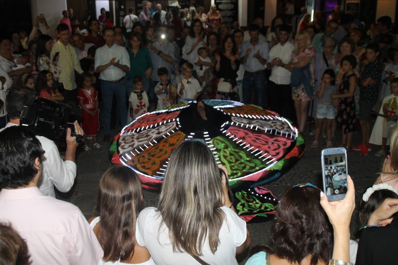Jerez de los Caballeros se ha volcado, una vez más con su Festival Templario. Los escenarios naturales en los que se desarrolla este evento cultural, turístico y festivo, declarado Fiesta de Interés Turístico Regional, estuvieron llenos de público la noche del sábado cuando la animación, el ritmo y el ambiente del Mercado de las Tres Culturas, compartieron protagonismo con la segunda representación de la obra 'El último templario de Xerez', de nuevo merecedora de un sincero y cálido reconocimiento hacia todas las personas que la hacen posible.
