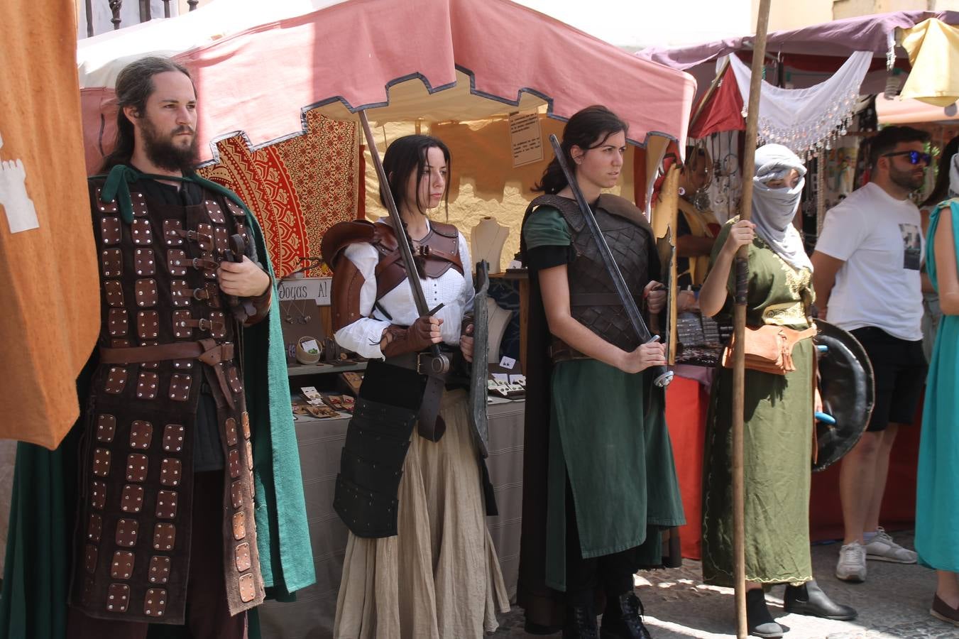 La música y el espectáculo marcaron, ayer, la despedida del XVI Festival Templario. La Asociación Musical Jerez de los Caballeros, bajo la dirección de David Carrasco y Antonio Amaro, fue la encargada de poner el broche final a esta edición del Festival con su tradicional concierto en el auditorio de la Plaza de la Alcazaba. El público asistente disfrutó con las 11 obras que interpretaron y no dudaron en ovacionarles. Carrasco agradeció, un año más, su presencia y confianza en la Asociación.